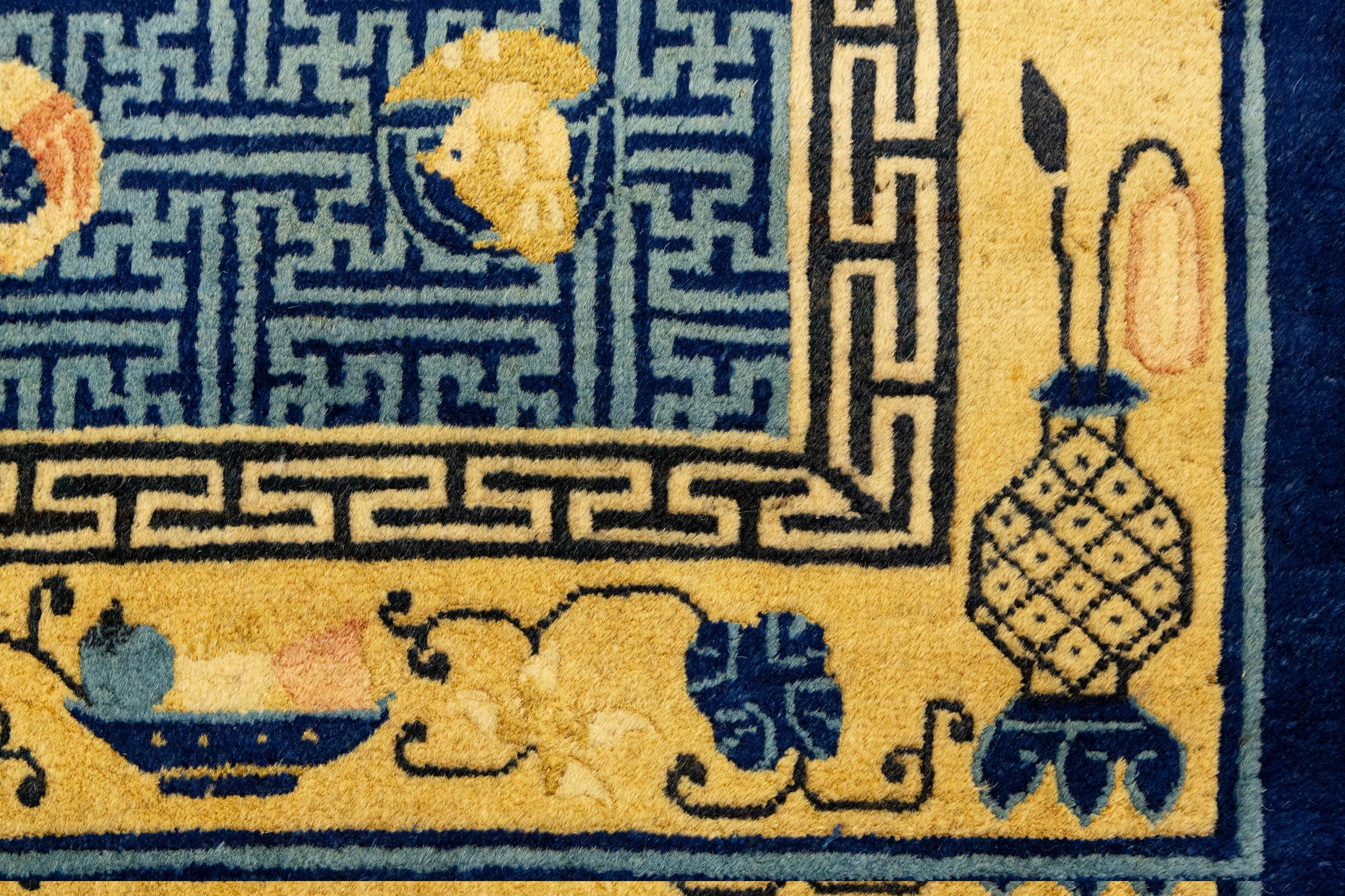 Antiker, kleiner Pekingteppich mit traditionellen chinesischen Motiven, 19. Jahrhundert im Angebot 4