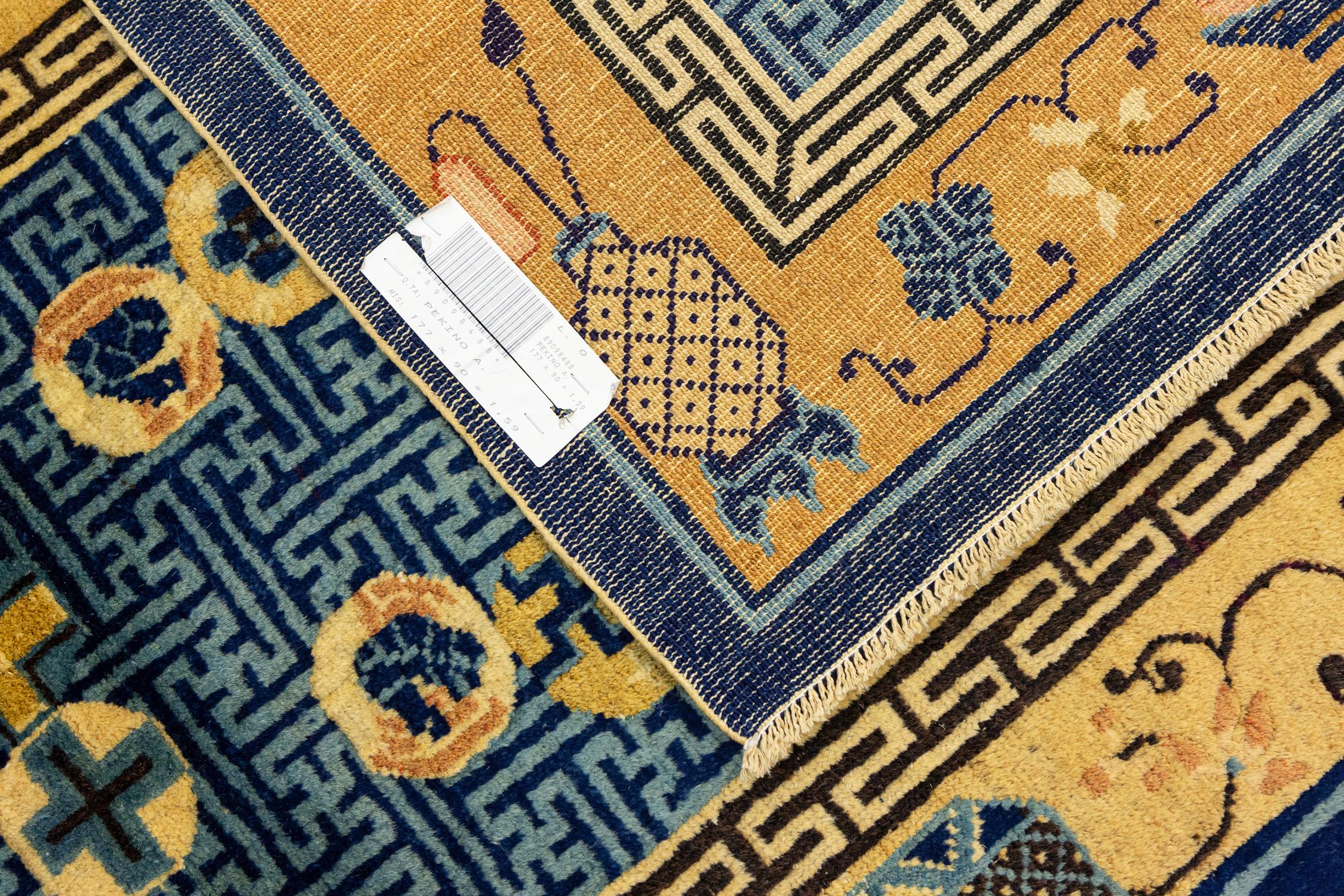 Petit tapis pékinois ancien à motifs traditionnels chinois, 19ème siècle en vente 4