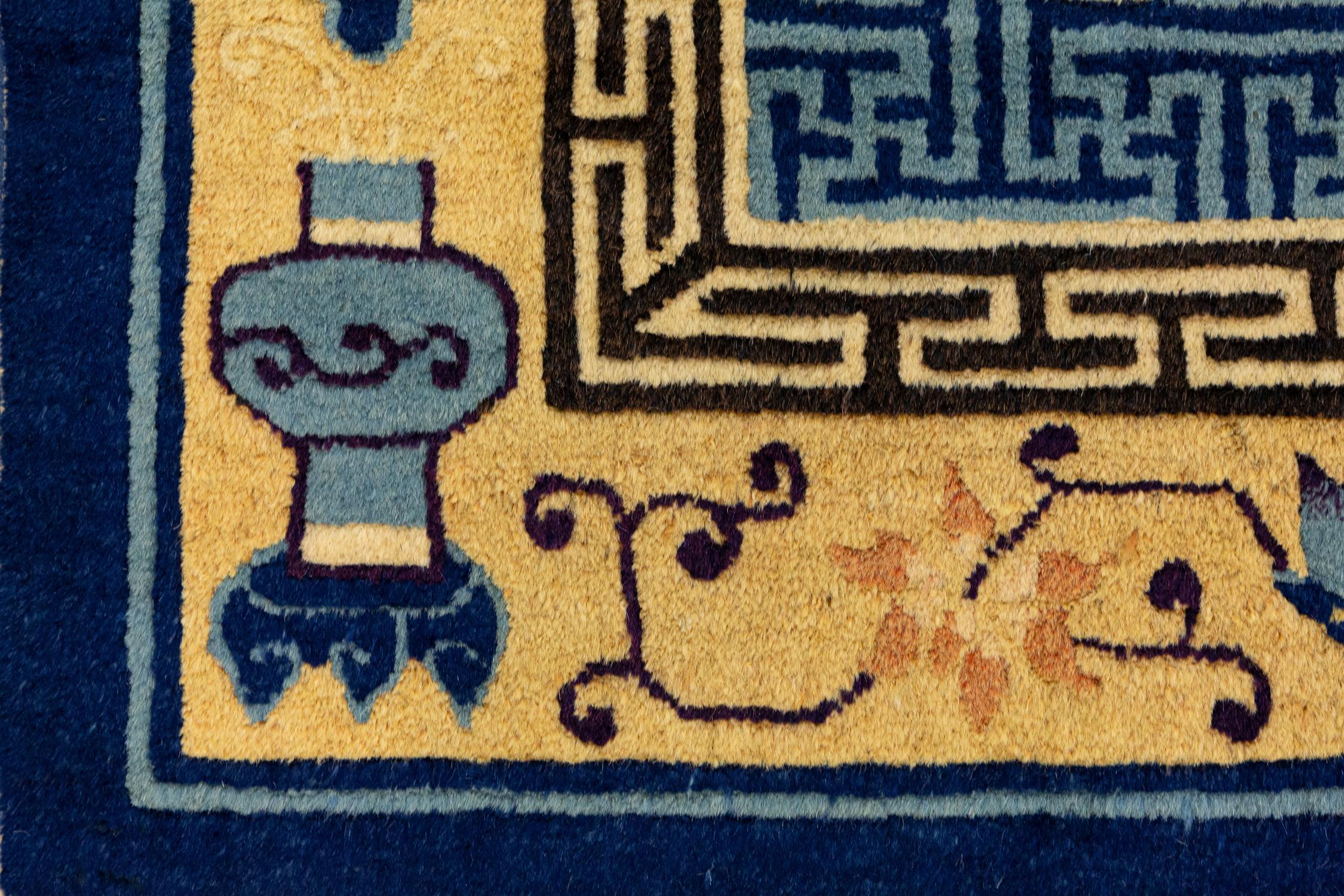 Il s'agit d'un tapis à picots tissé en Chine au cours du XIXe siècle. Il mesure 177 x 90 cm. Sa bordure est composée de différents motifs traditionnels chinois tels que des fleurs, des poteries et des fruits, le tout sur un fond jaune qui crée un