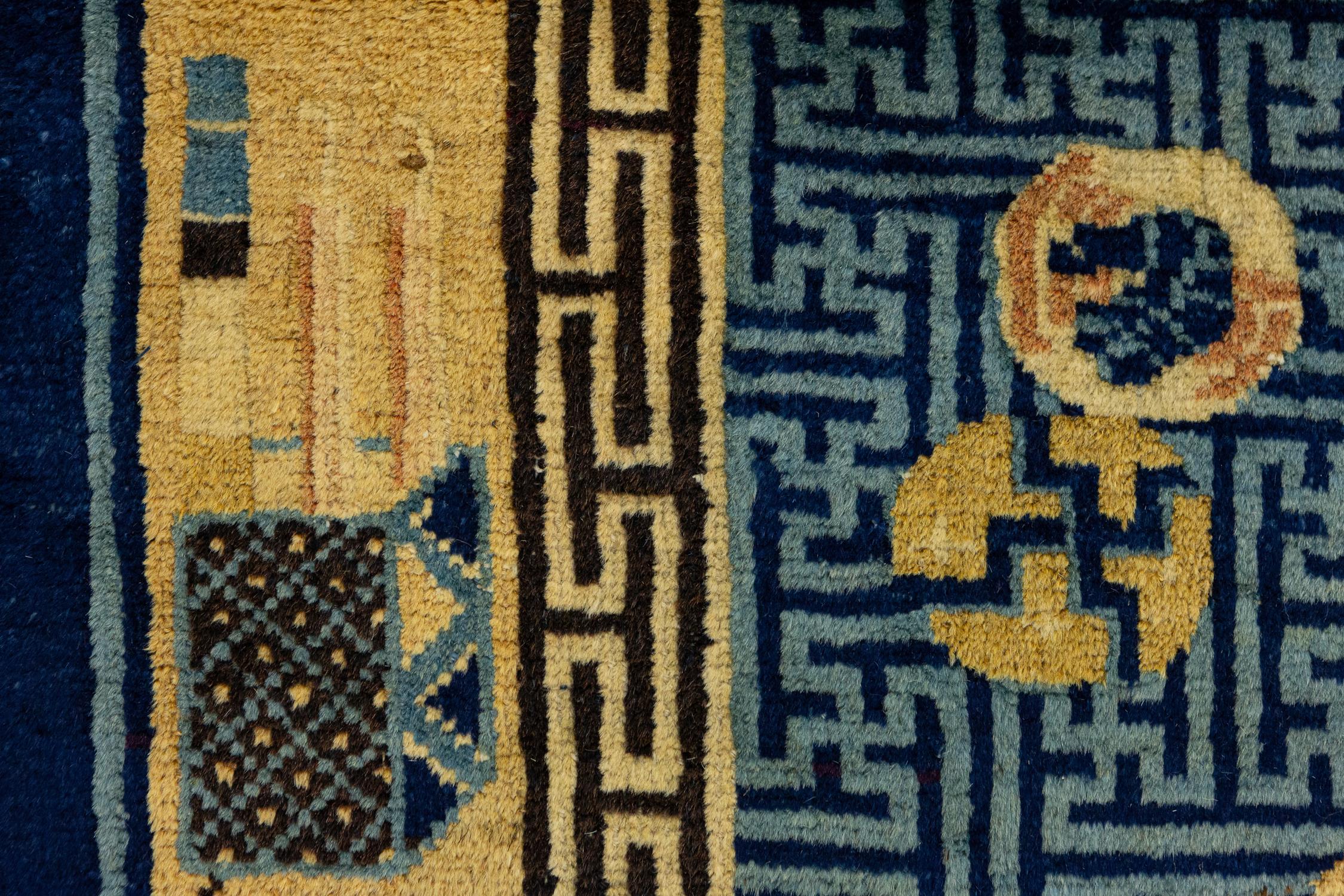 Autre Petit tapis pékinois ancien à motifs traditionnels chinois, 19ème siècle en vente