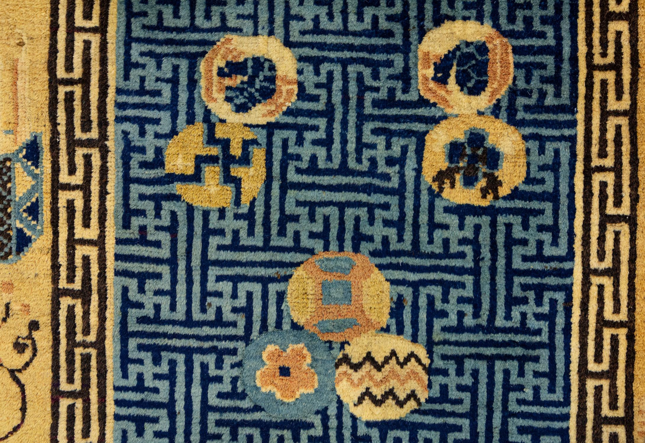 Antiker, kleiner Pekingteppich mit traditionellen chinesischen Motiven, 19. Jahrhundert (Chinesisch) im Angebot