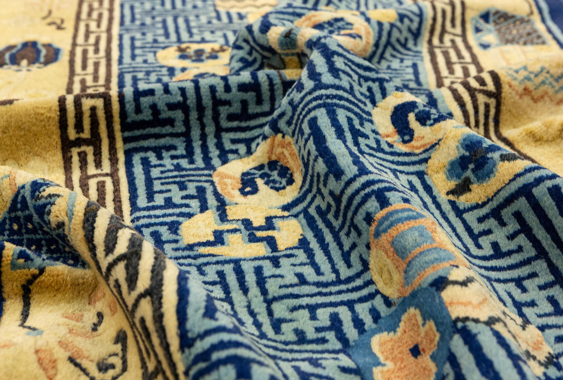 Noué à la main Petit tapis pékinois ancien à motifs traditionnels chinois, 19ème siècle en vente