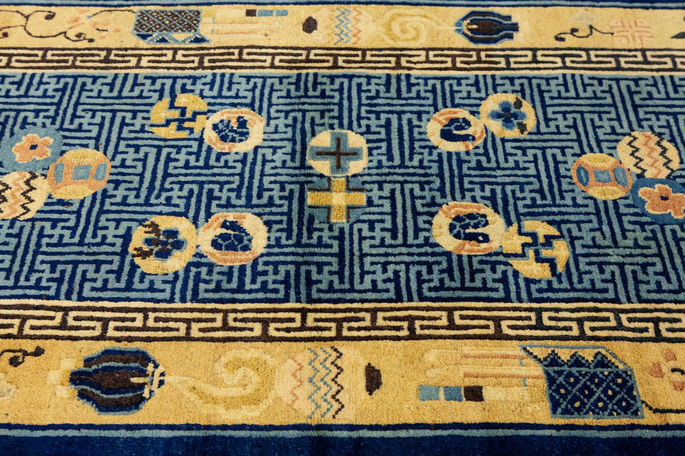 Antiker, kleiner Pekingteppich mit traditionellen chinesischen Motiven, 19. Jahrhundert im Zustand „Gut“ im Angebot in Ferrara, IT