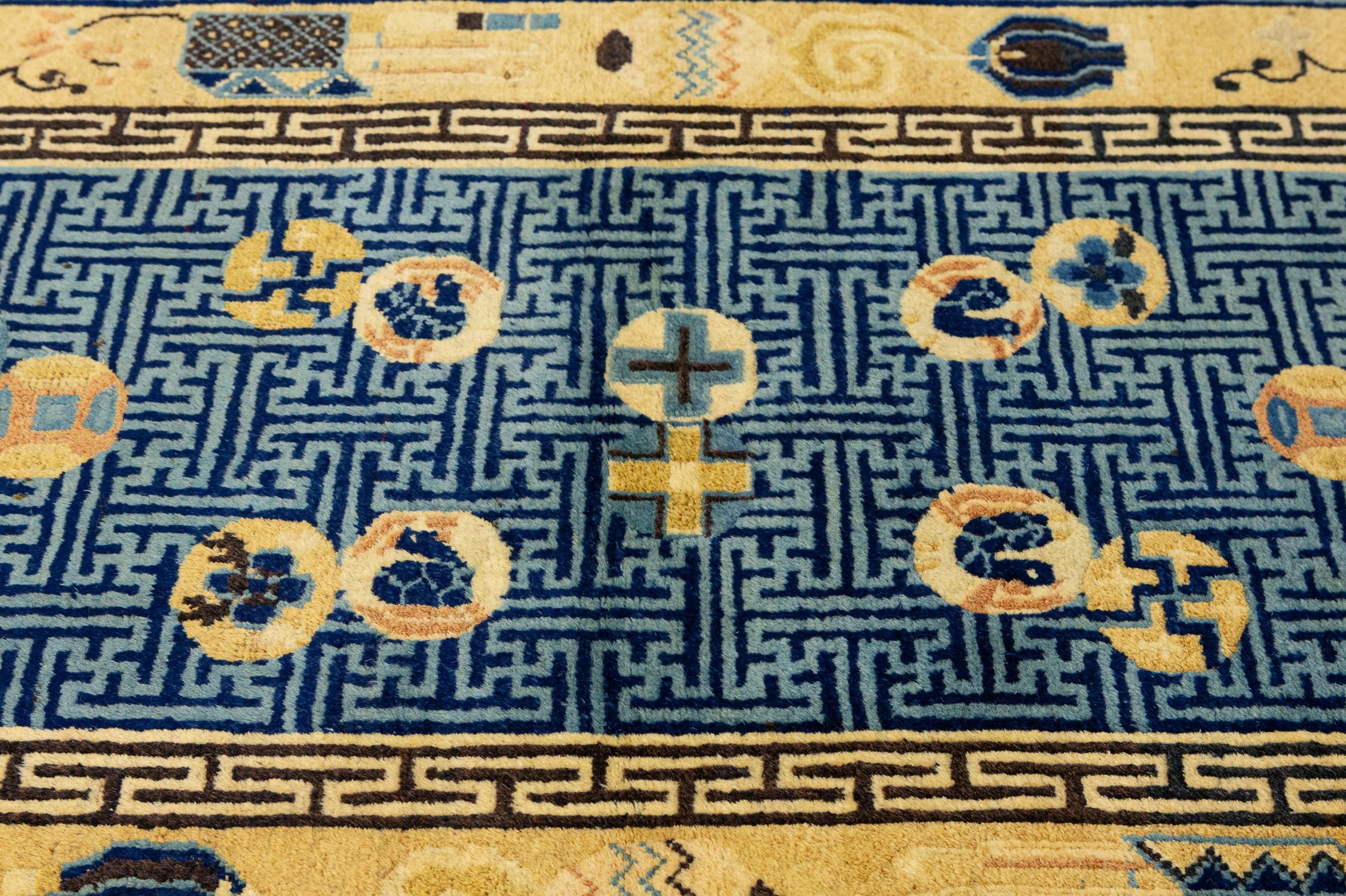 XIXe siècle Petit tapis pékinois ancien à motifs traditionnels chinois, 19ème siècle en vente