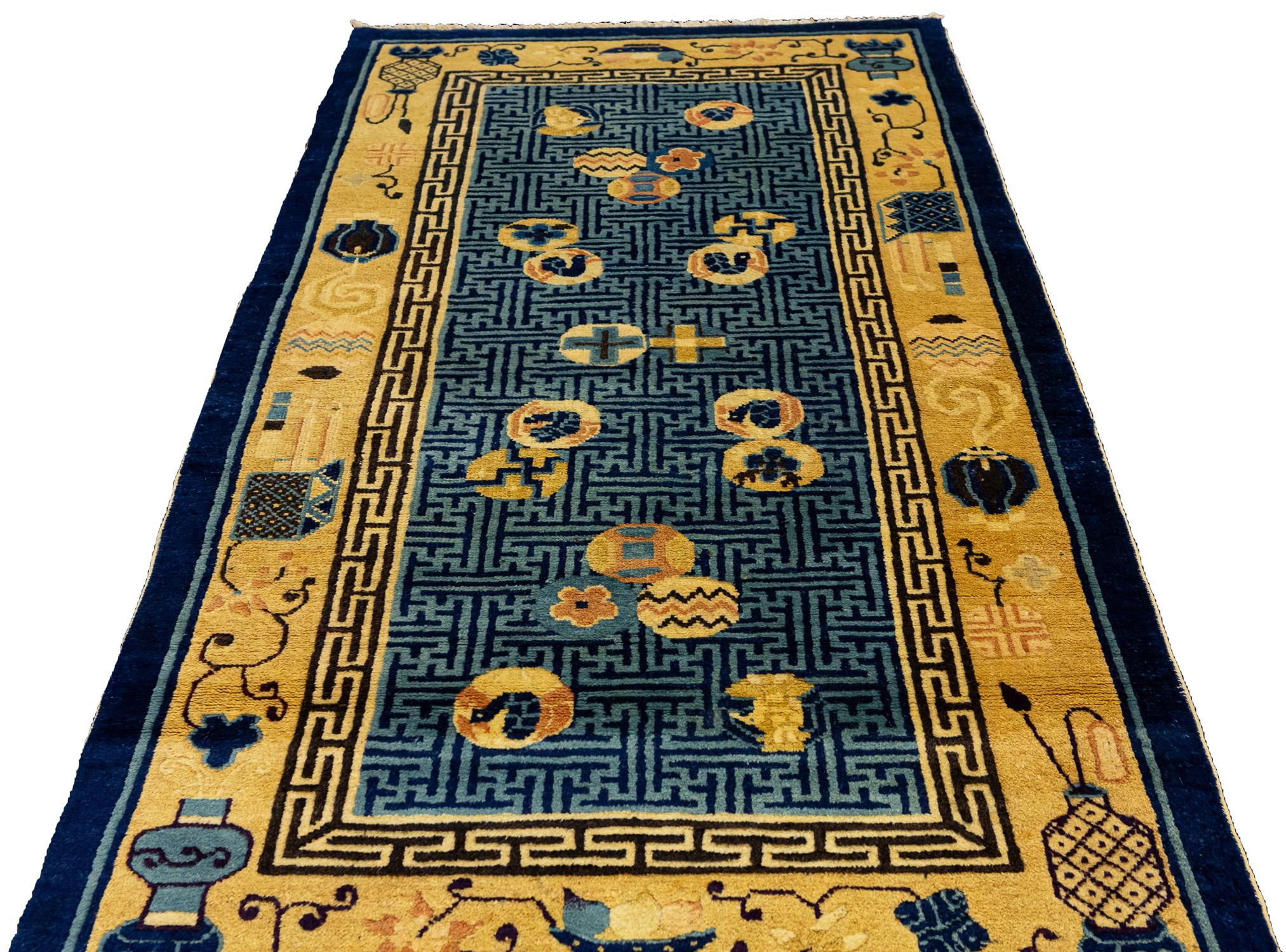 Coton Petit tapis pékinois ancien à motifs traditionnels chinois, 19ème siècle en vente