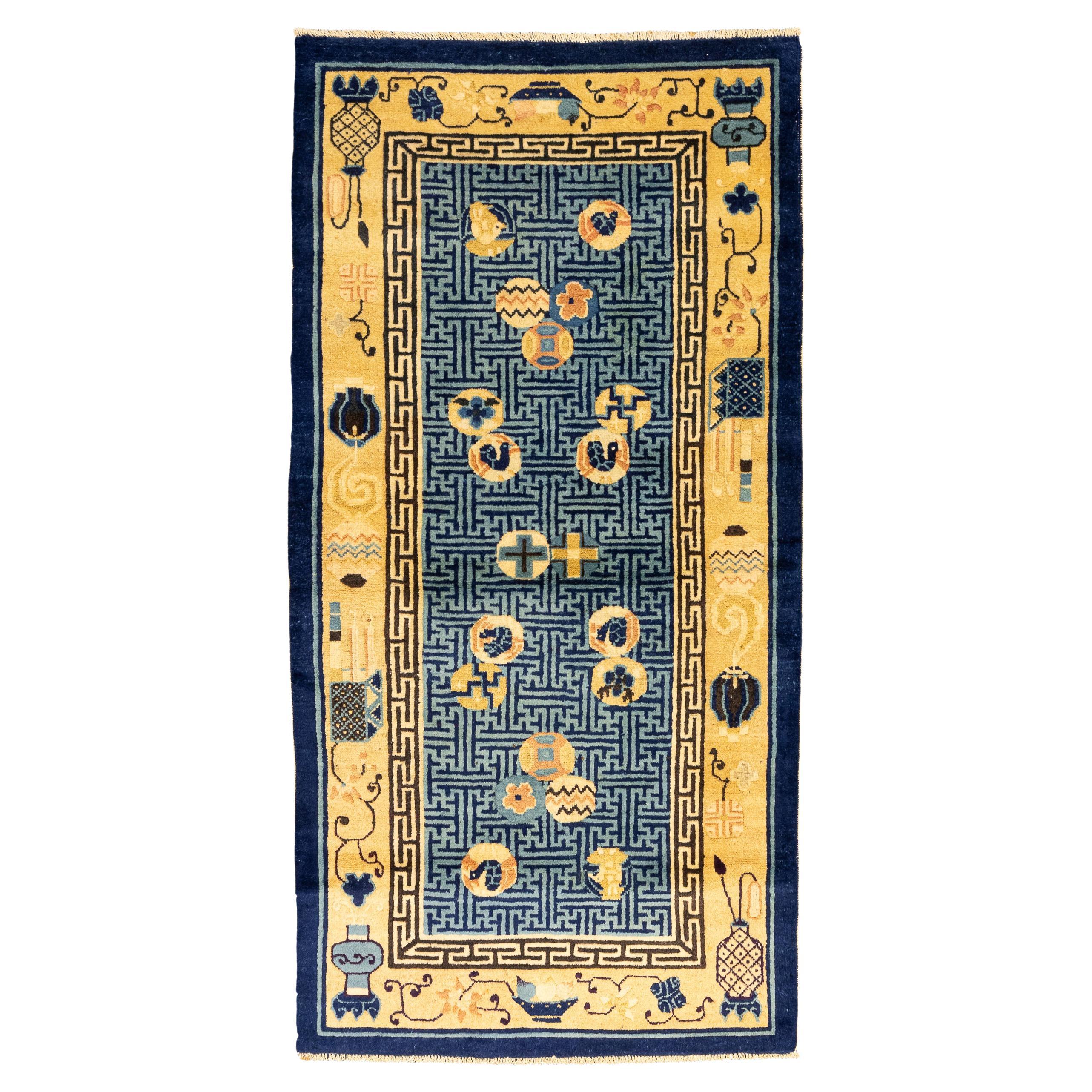 Antigua Alfombra Pequeña de Pekín con Motivos Tradicionales Chinos, Siglo XIX