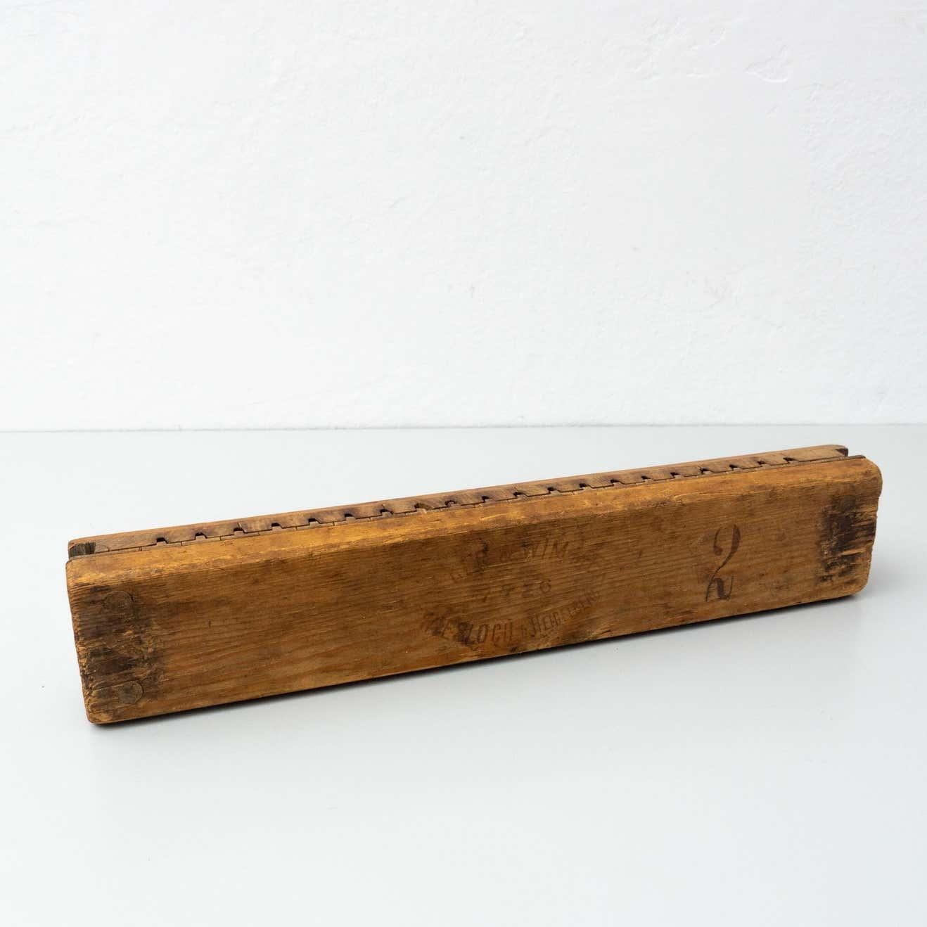 Antique traditional cigar holder.
By unknown manufacturer, circa 1950.

In original condition, with minor wear consistent with age and use, preserving a beautiful patina.

Materials:
Wood

Dimensions:
D 10 cm x W 56 cm x H 6.5 cm.