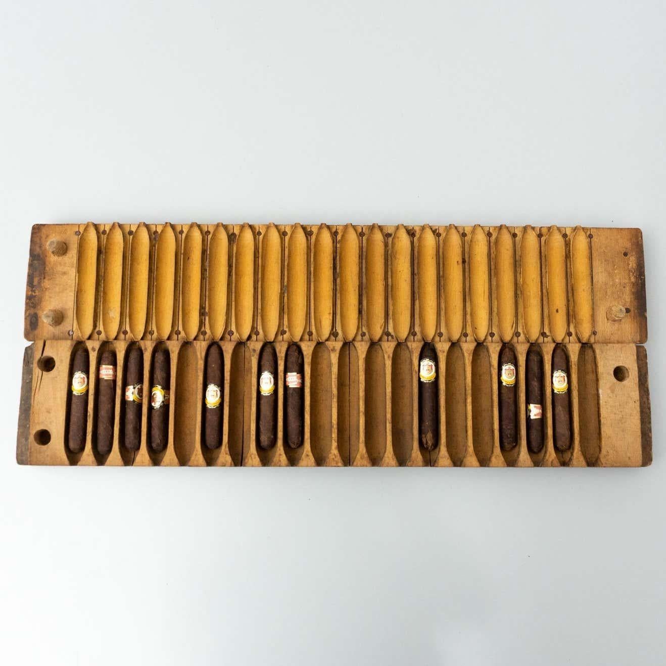 Antico portasigari tradizionale, 1950 circa in vendita 1