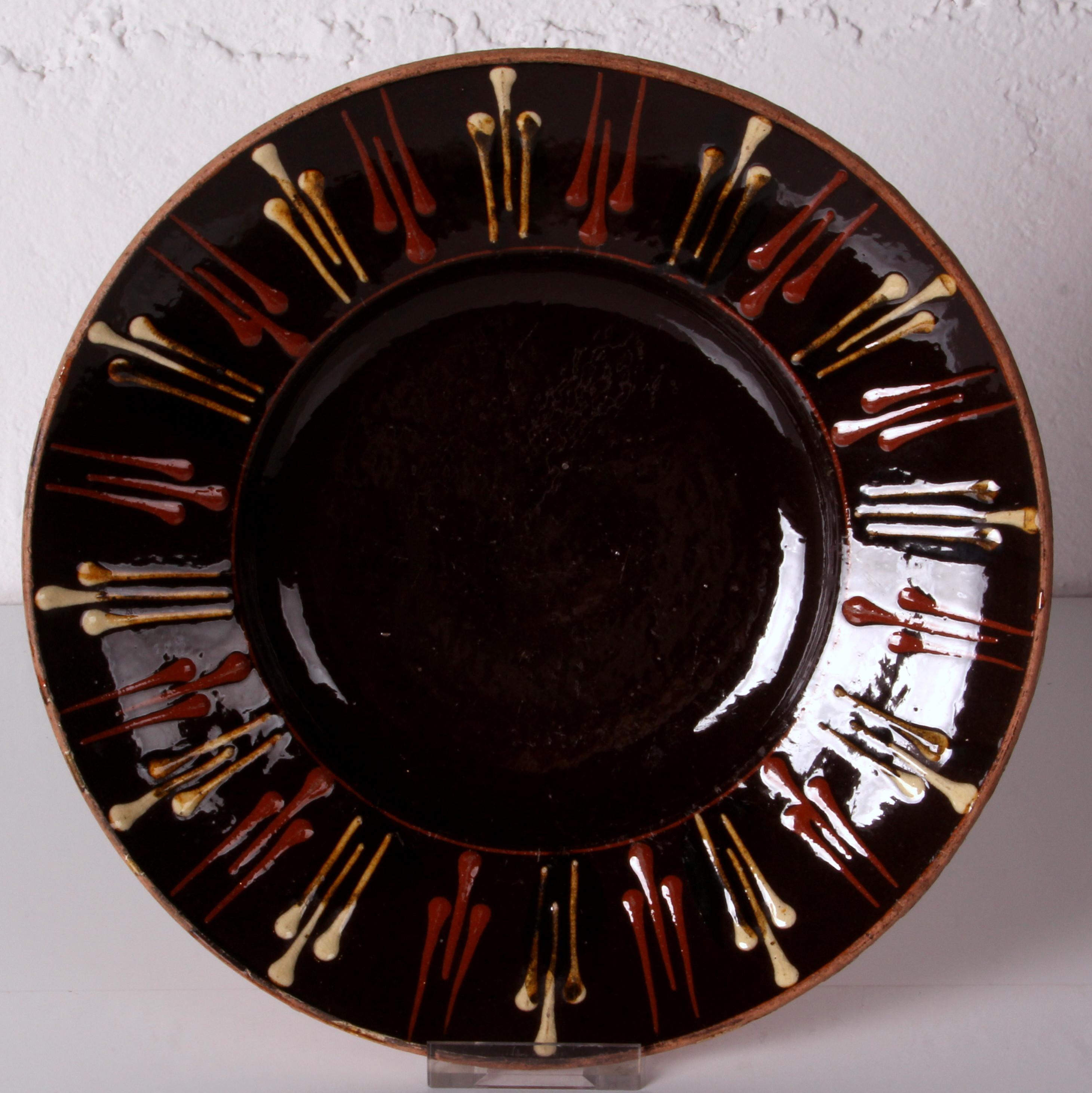 
Plato / cuenco tradicional francés 
(se puede colocar perfectamente como placa de pared, utilizando el asa para colgarla) 
Fabricado en Francia 
hacia 1900



Período de producción 	hacia 1900
marcado: 