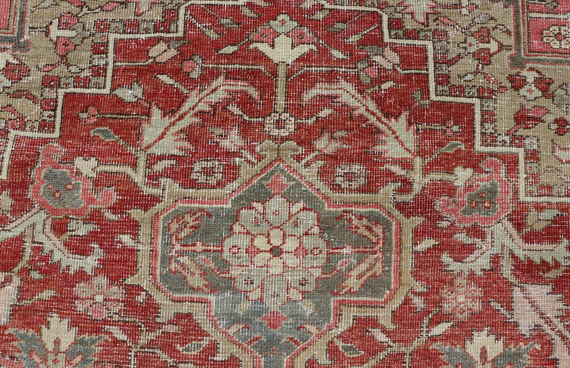 Alfombra Heriz Antigua con Diseño de Medallón Floral en Colores Tradicionales. Alfombra antigua Heriz, Keivan Woven Arts / alfombra EMB-22213-15086, país de origen / tipo: Persa / Heriz, hacia principios del siglo XX.
Medidas: 7'7 x 10'5 