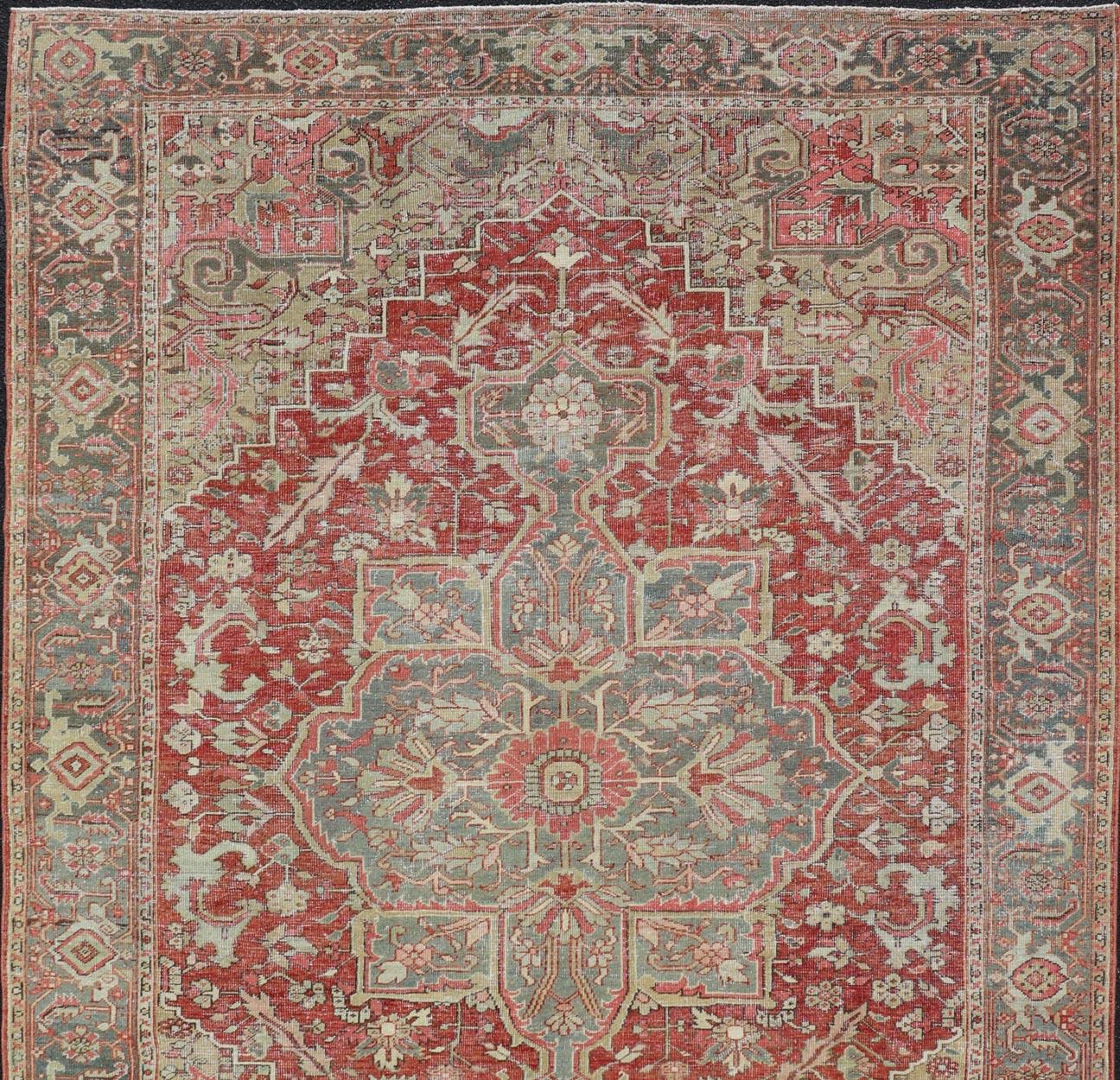 Alfombra Heriz Antigua Tradicional con Diseño de Medallón Floral 7'7 x 10'5 en Bueno estado para la venta en Atlanta, GA