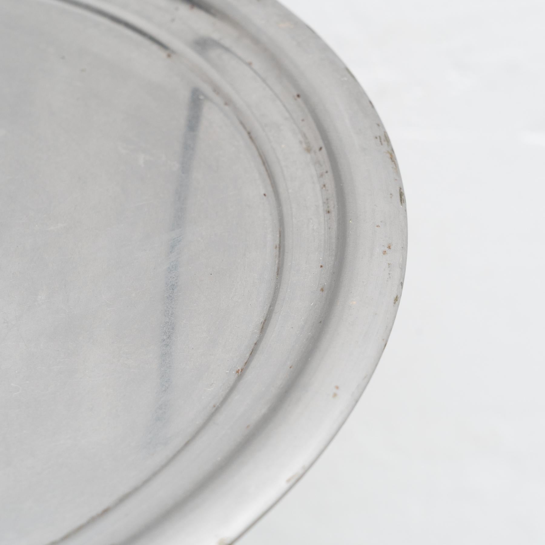 Antikes traditionelles rundes Metalltablett, um 1950 im Angebot 5