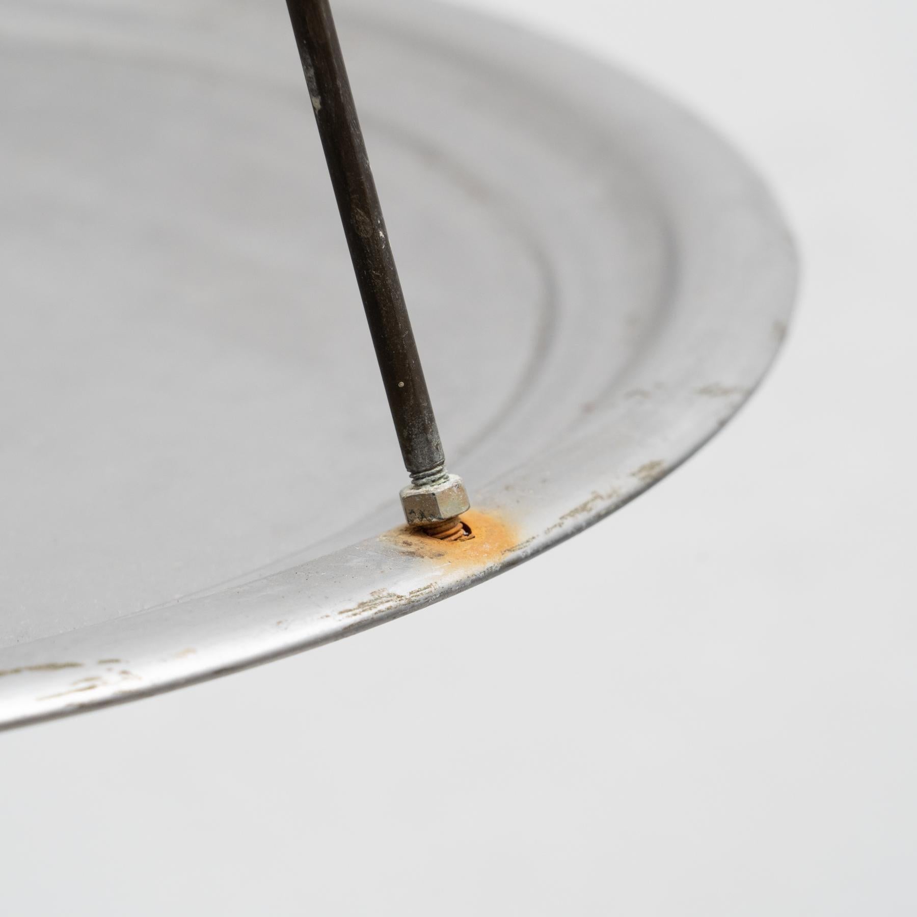 Antikes traditionelles rundes Metalltablett, um 1950 (Mitte des 20. Jahrhunderts) im Angebot