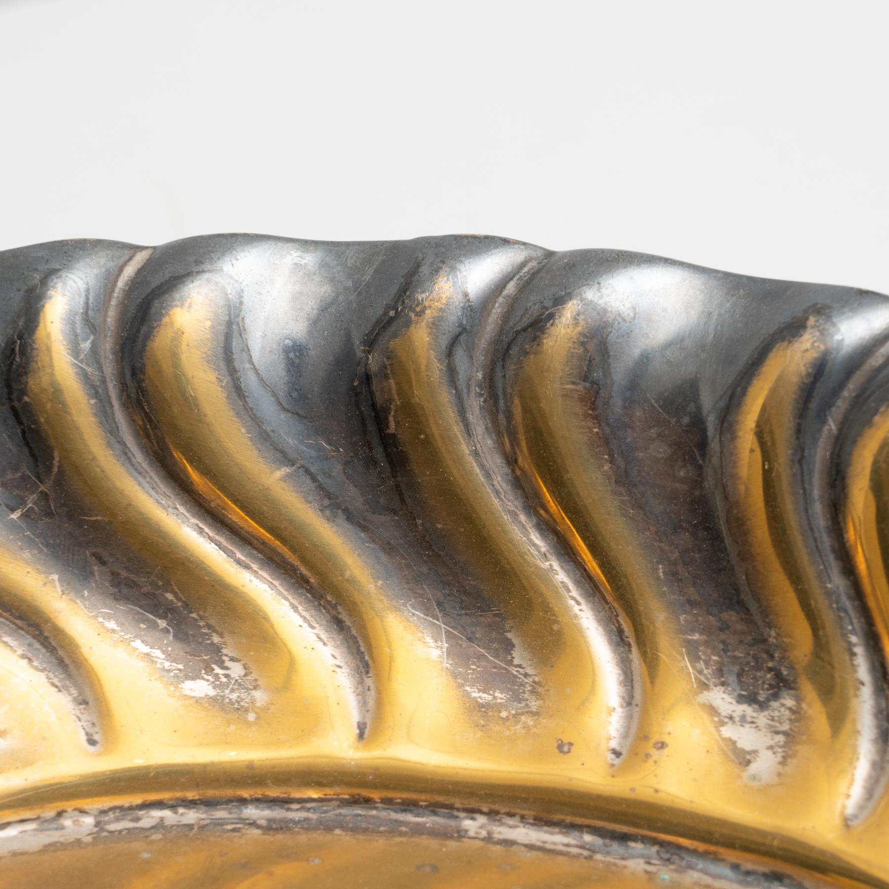 Antikes traditionelles Metalltablett in einem faltbaren Stand, um 1950 im Angebot 4