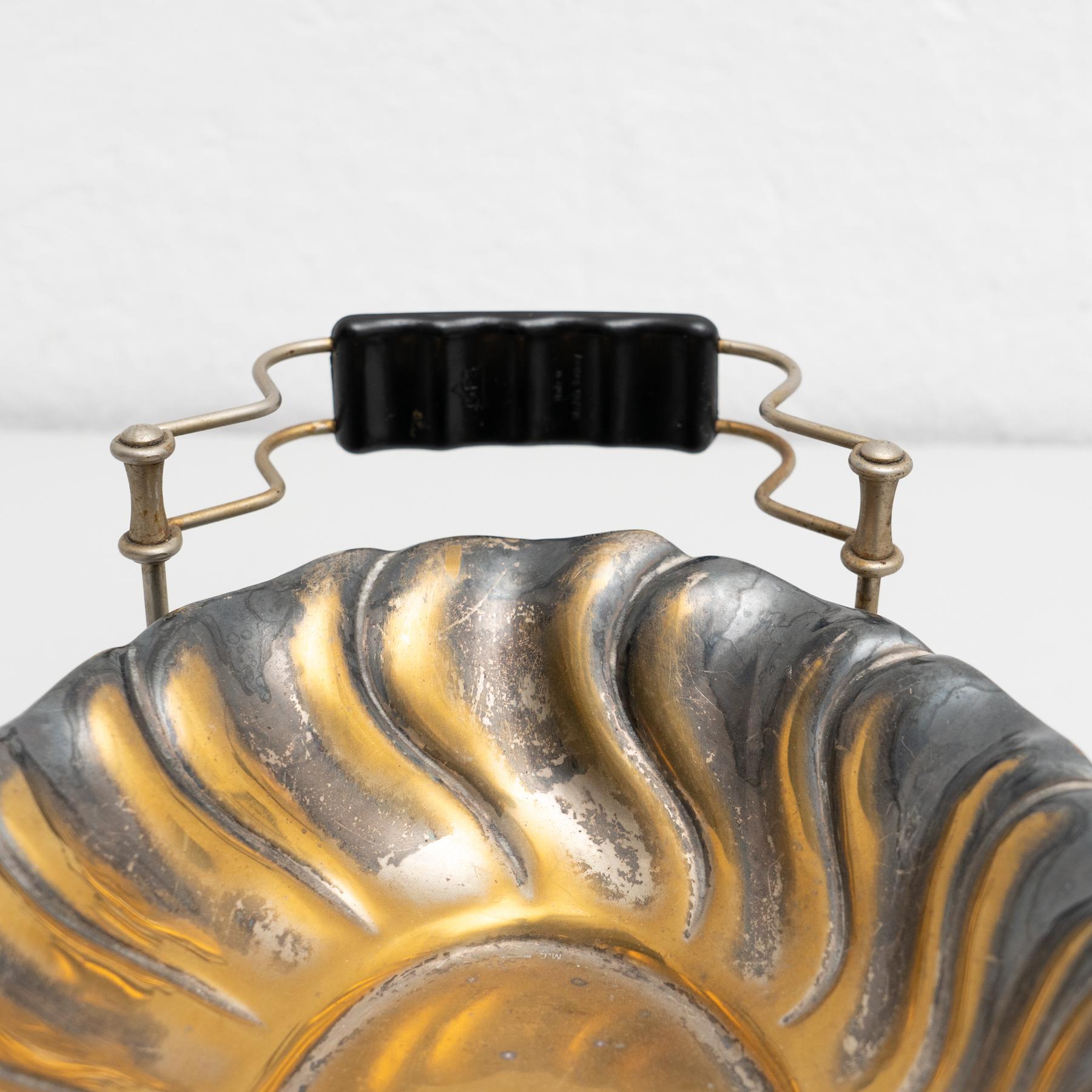 Antikes traditionelles Metalltablett in einem faltbaren Stand, um 1950 im Angebot 5