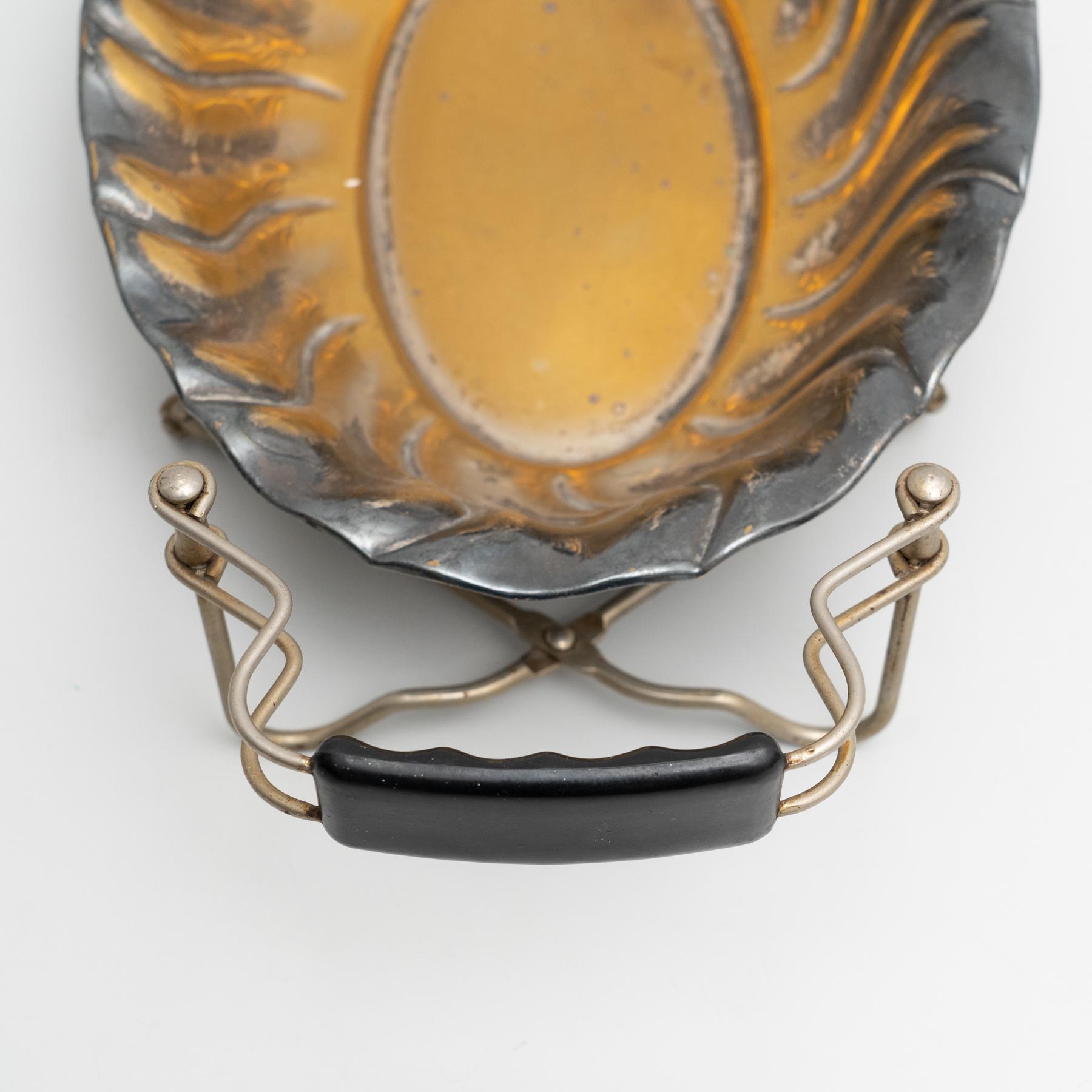 Antikes traditionelles Metalltablett in einem faltbaren Stand, um 1950 im Angebot 6