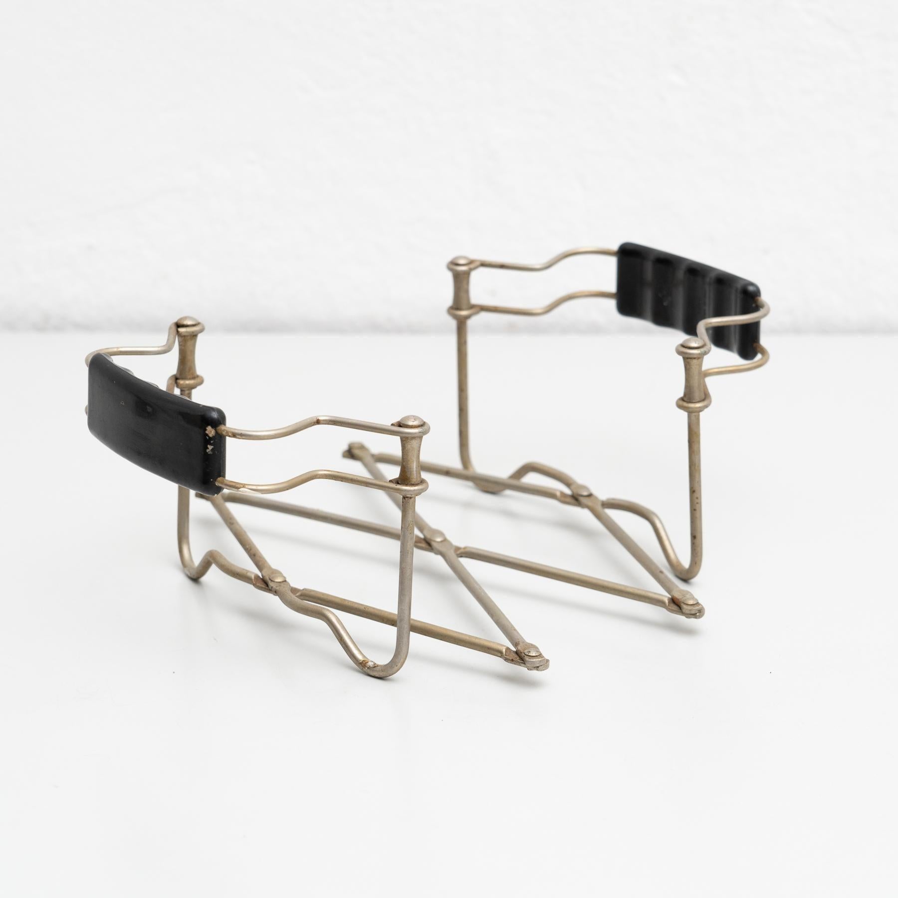 Antikes traditionelles Metalltablett in einem faltbaren Stand, um 1950 im Angebot 7