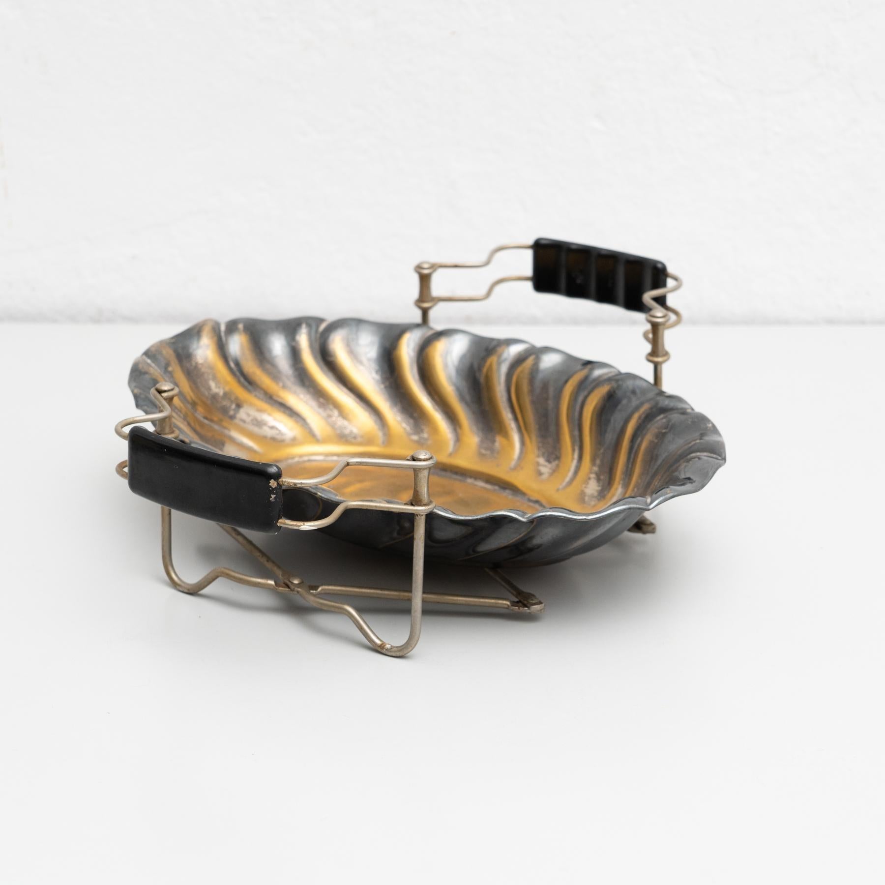 Antikes traditionelles Metalltablett in einem faltbaren Stand, um 1950 im Angebot 8