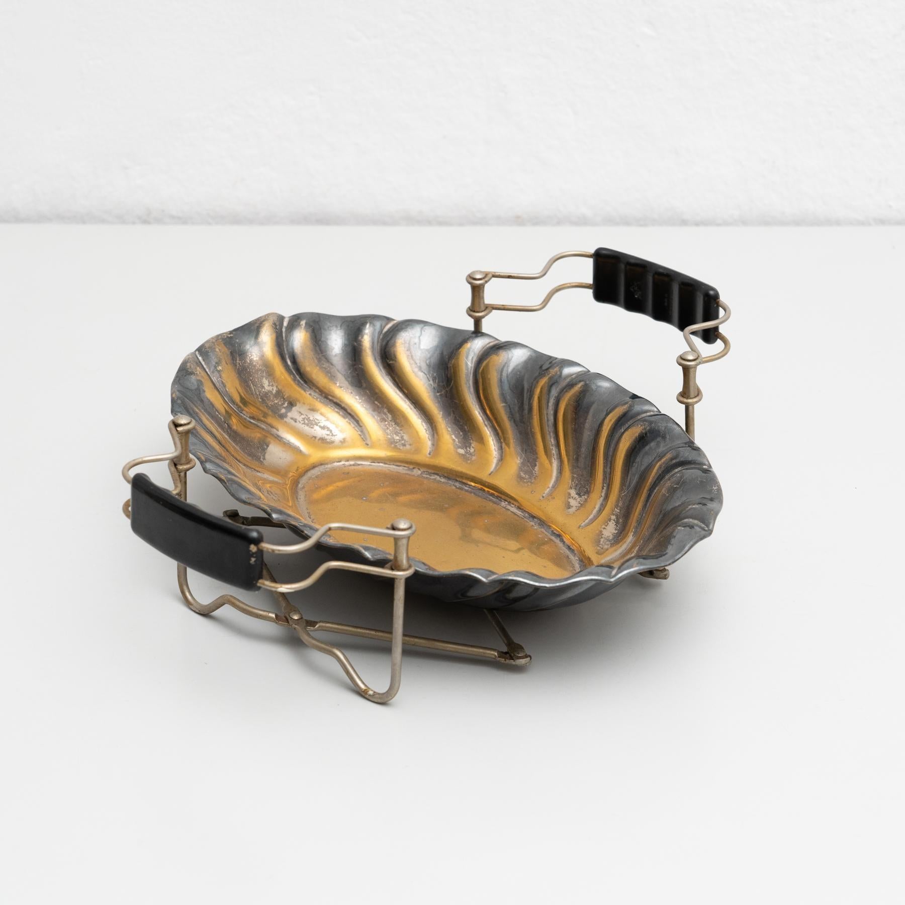 Antikes traditionelles Metalltablett in einem faltbaren Stand, um 1950 im Angebot 9