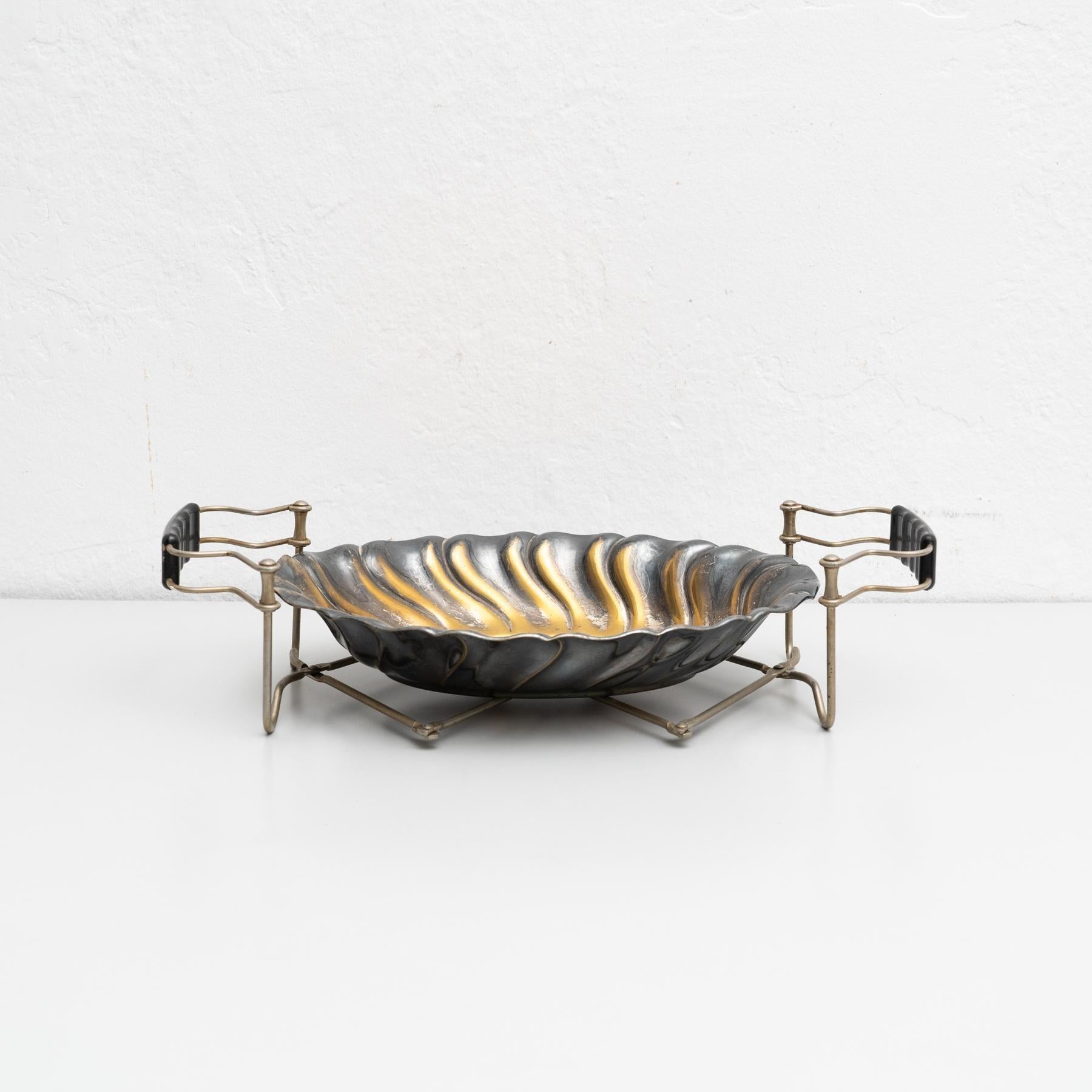 Antikes traditionelles Metalltablett in einem faltbaren Stand, um 1950 im Zustand „Gut“ im Angebot in Barcelona, ES