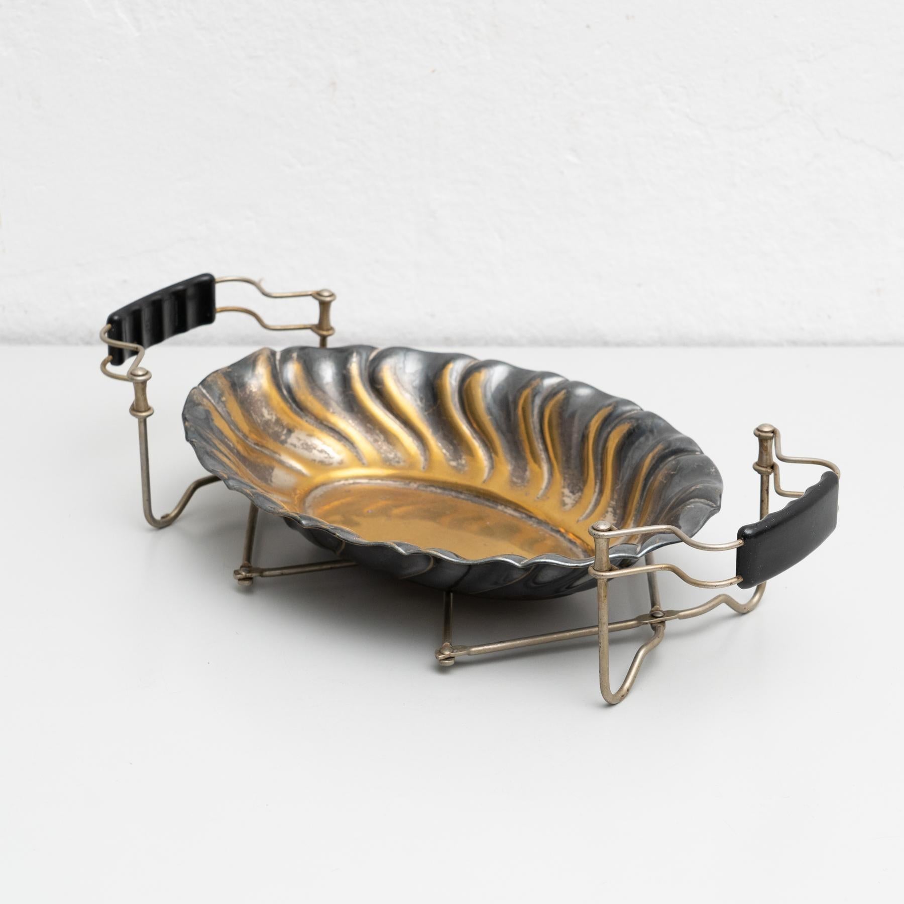 Antikes traditionelles Metalltablett in einem faltbaren Stand, um 1950 (Mitte des 20. Jahrhunderts) im Angebot