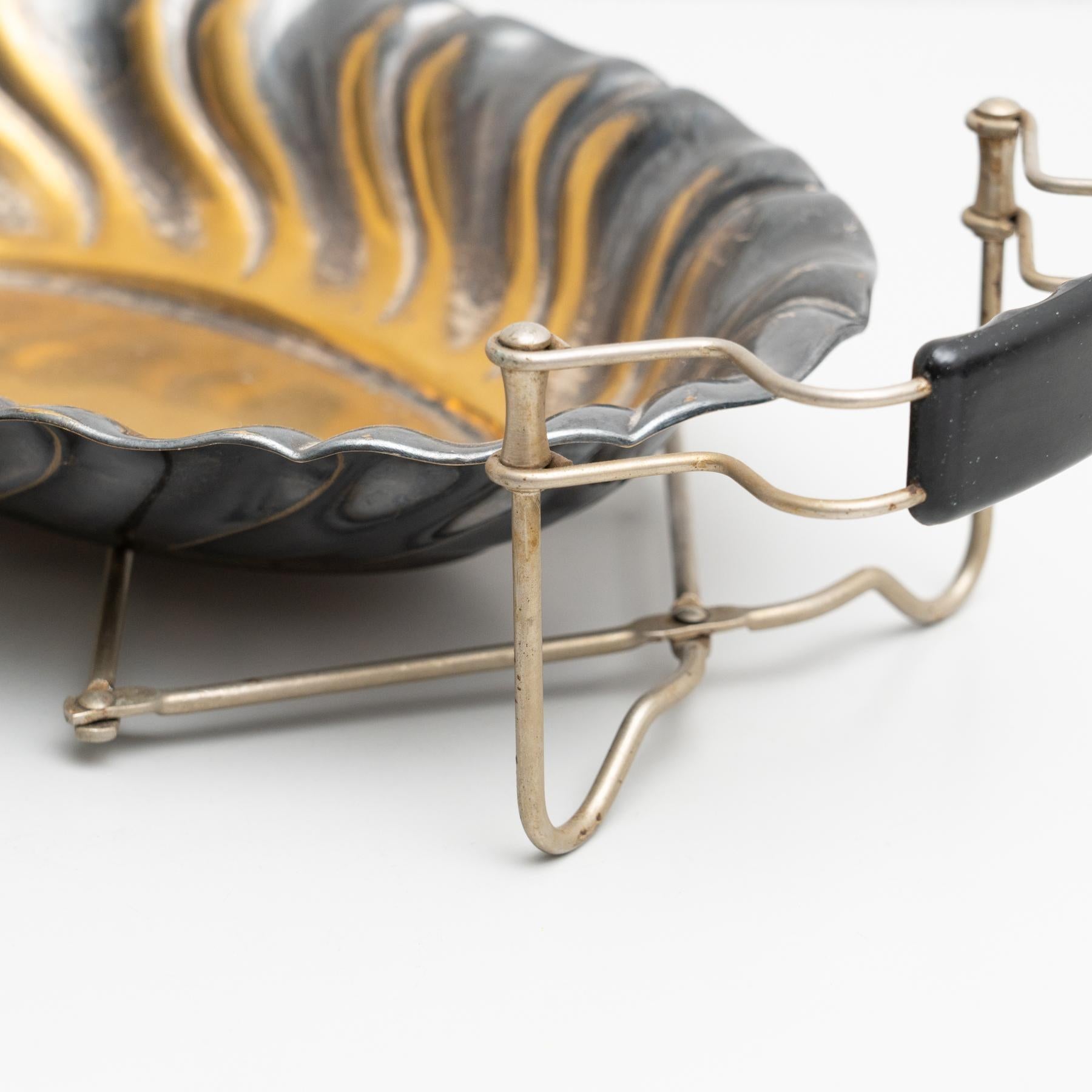 Antikes traditionelles Metalltablett in einem faltbaren Stand, um 1950 im Angebot 1