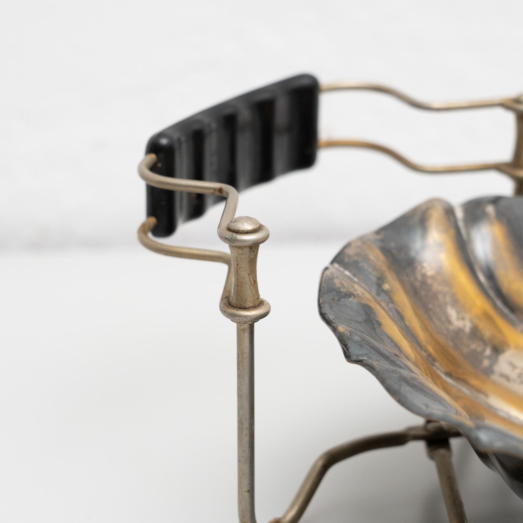 Antikes traditionelles Metalltablett in einem faltbaren Stand, um 1950 im Angebot 2