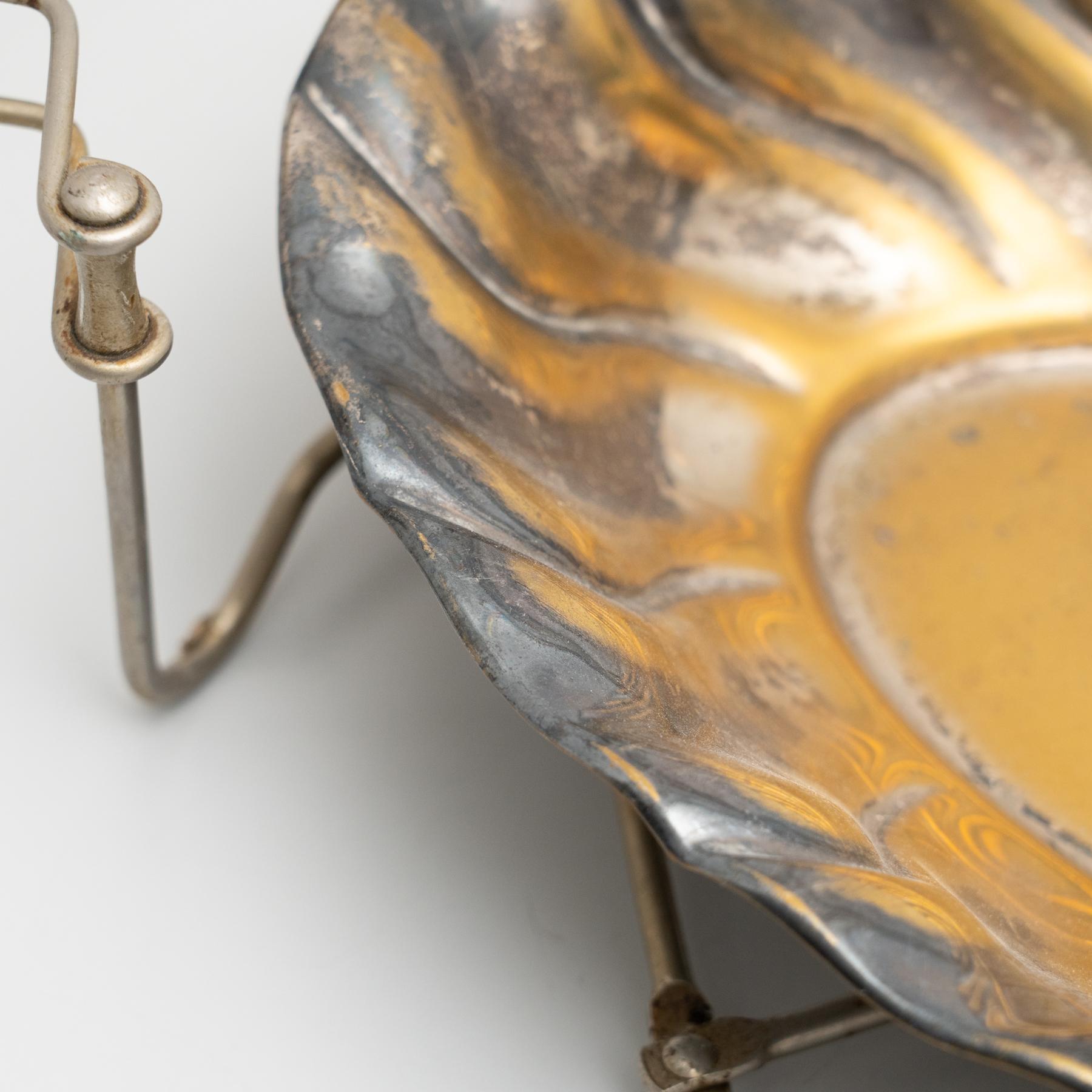 Antikes traditionelles Metalltablett in einem faltbaren Stand, um 1950 im Angebot 3