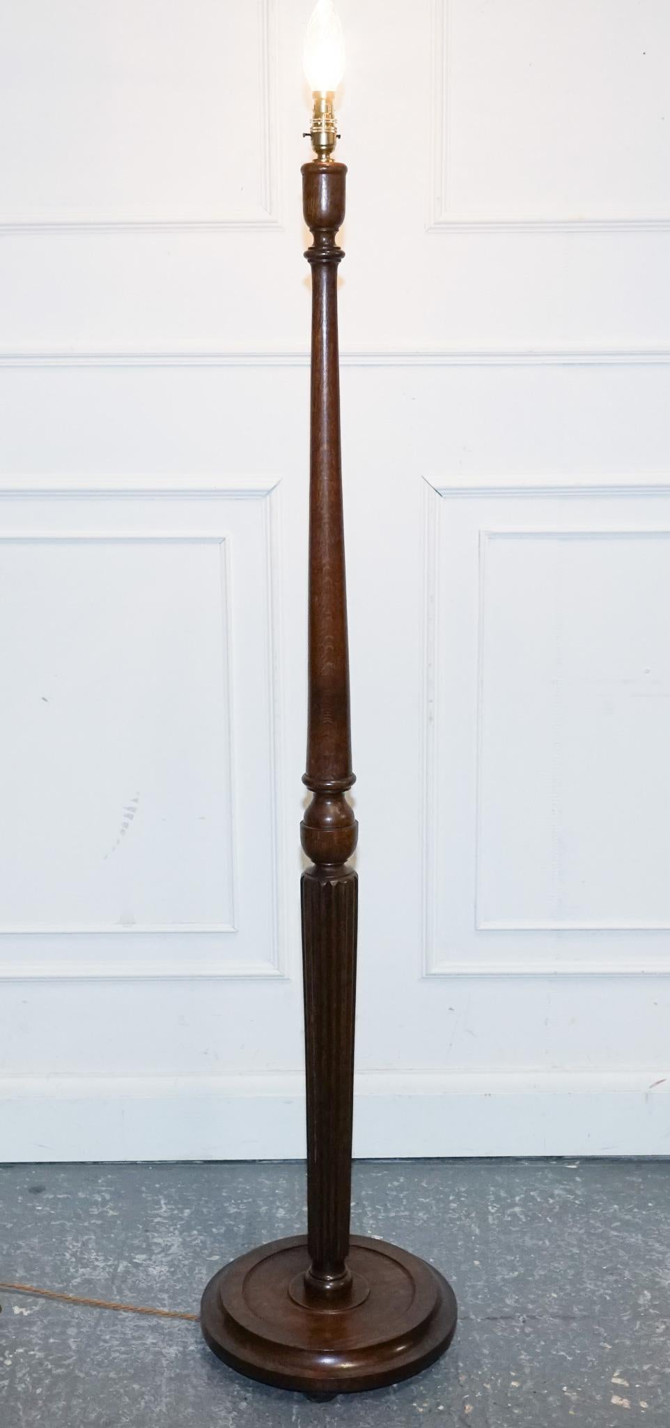 British ANTIQUE TRADITiONAL OAK STANDARD FLOOR LAMP For Sale
