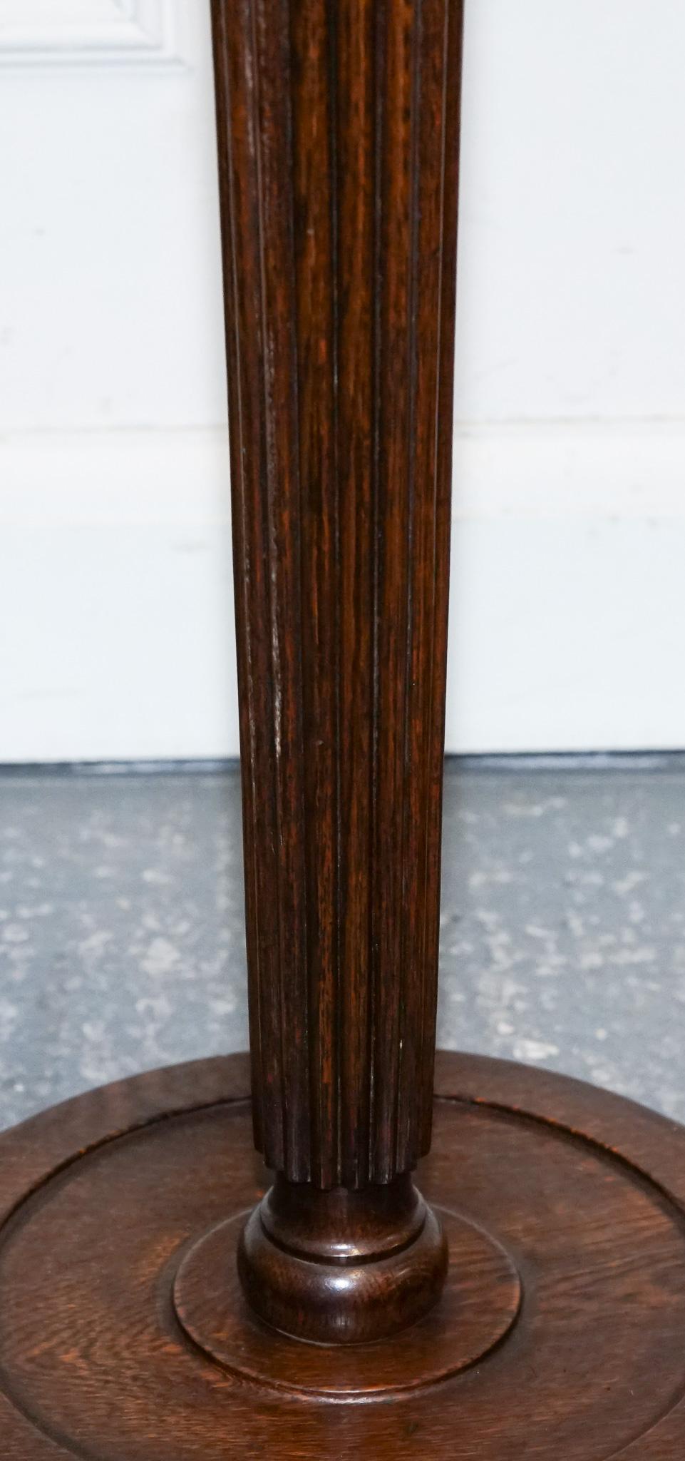 ANTIQUE TRADITiONAL OAK STANDARD FLOOR LAMP In Good Condition For Sale In Pulborough, GB