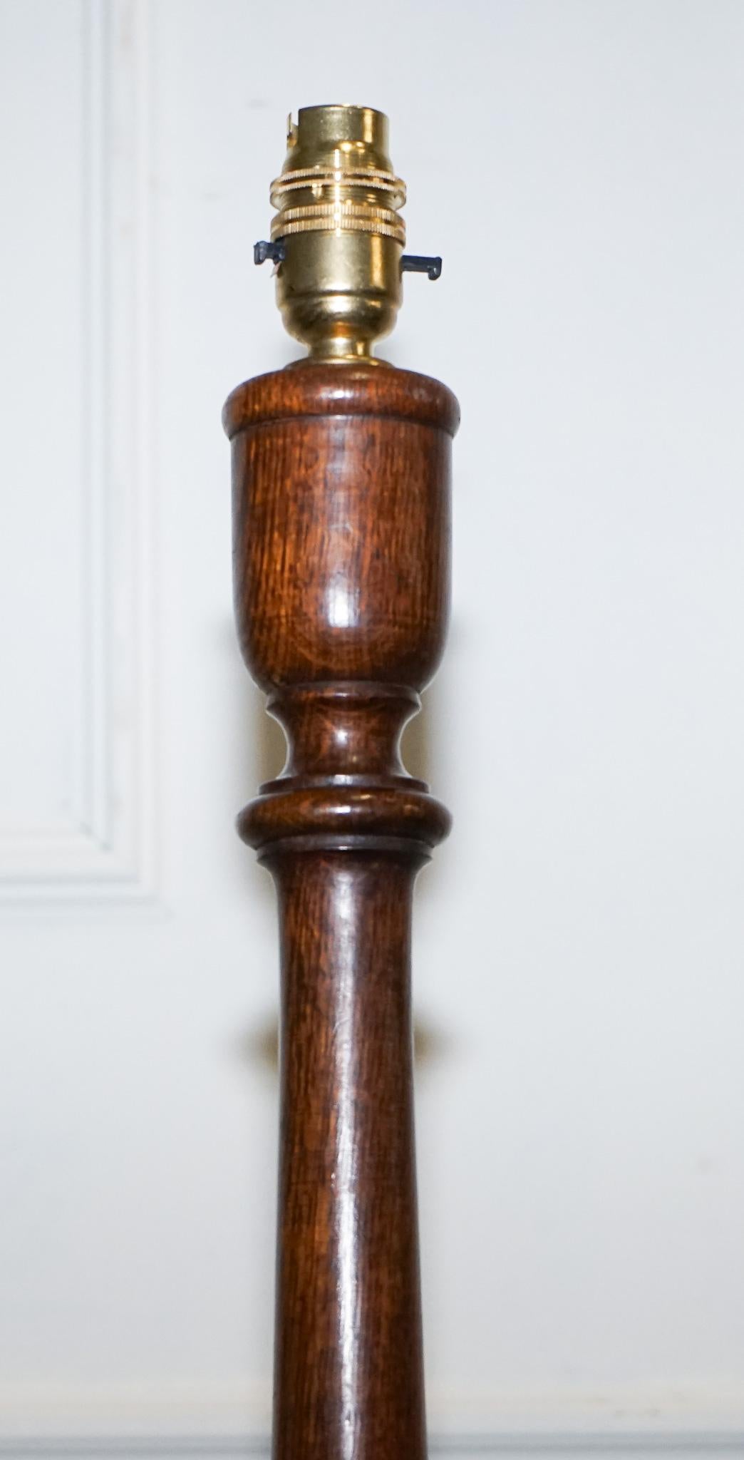 Oak ANTIQUE TRADITiONAL OAK STANDARD FLOOR LAMP For Sale