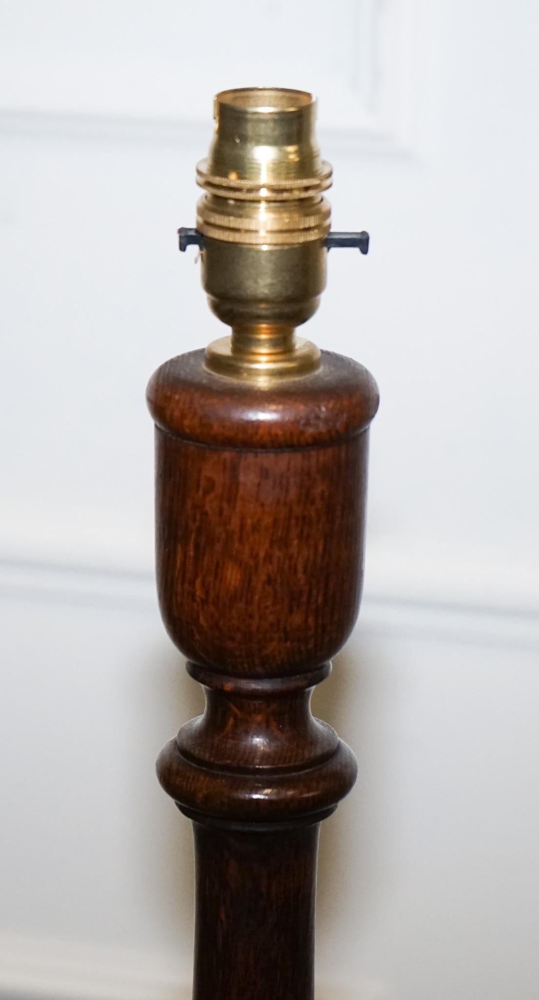ANTIQUE TRADITiONAL OAK STANDARD FLOOR LAMP For Sale 1