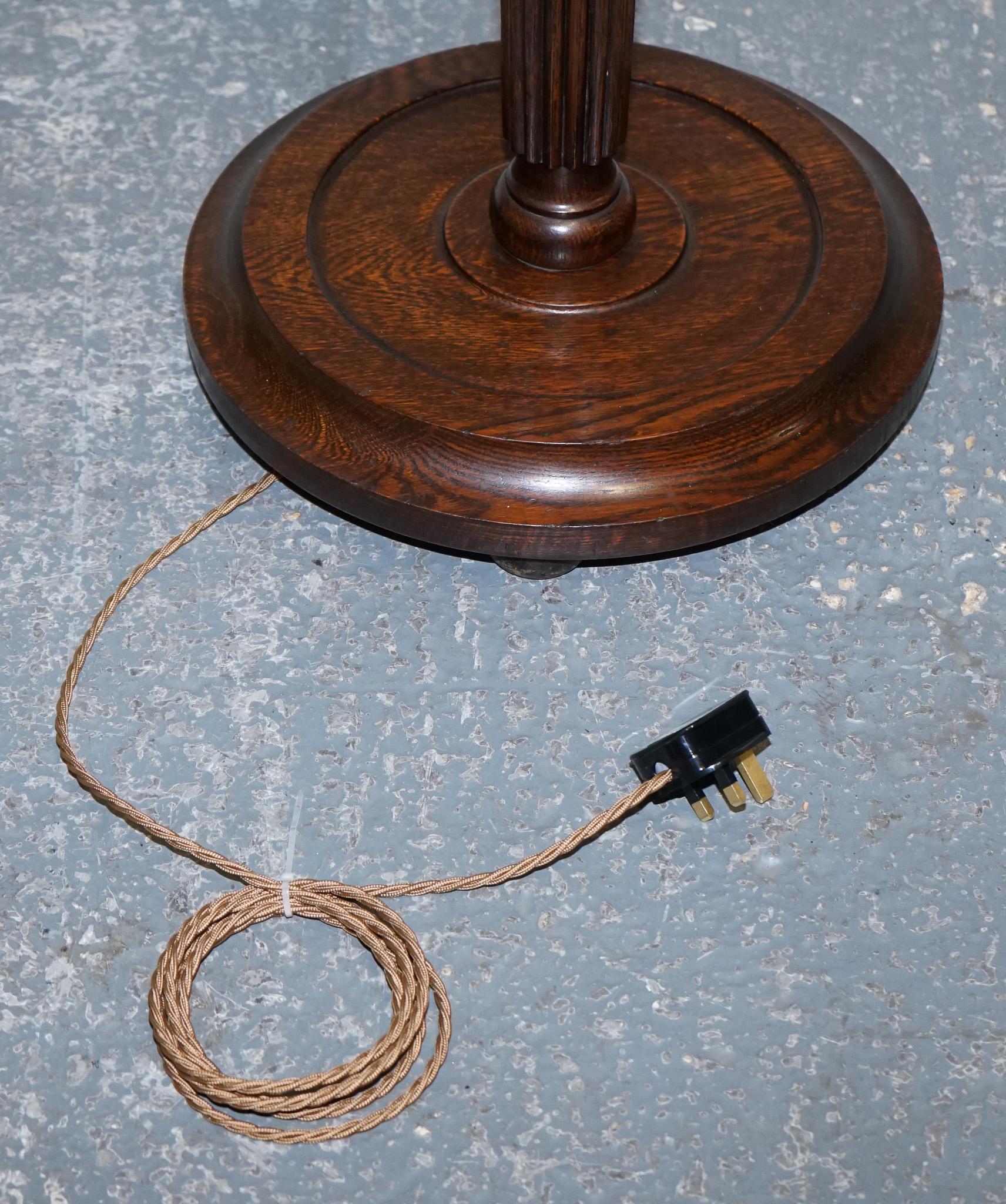 ANTIQUE TRADITiONAL OAK STANDARD FLOOR LAMP For Sale 2