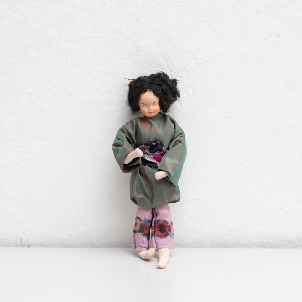 Muñeca de trapo antigua de principios del siglo XX, pintada a mano, de mujer vestida con kimono.   Fabricada hacia 1920 en España.  En su estado original, con pequeños desgastes propios de la edad y el uso, conserva una hermosa pátina.  Materiales: