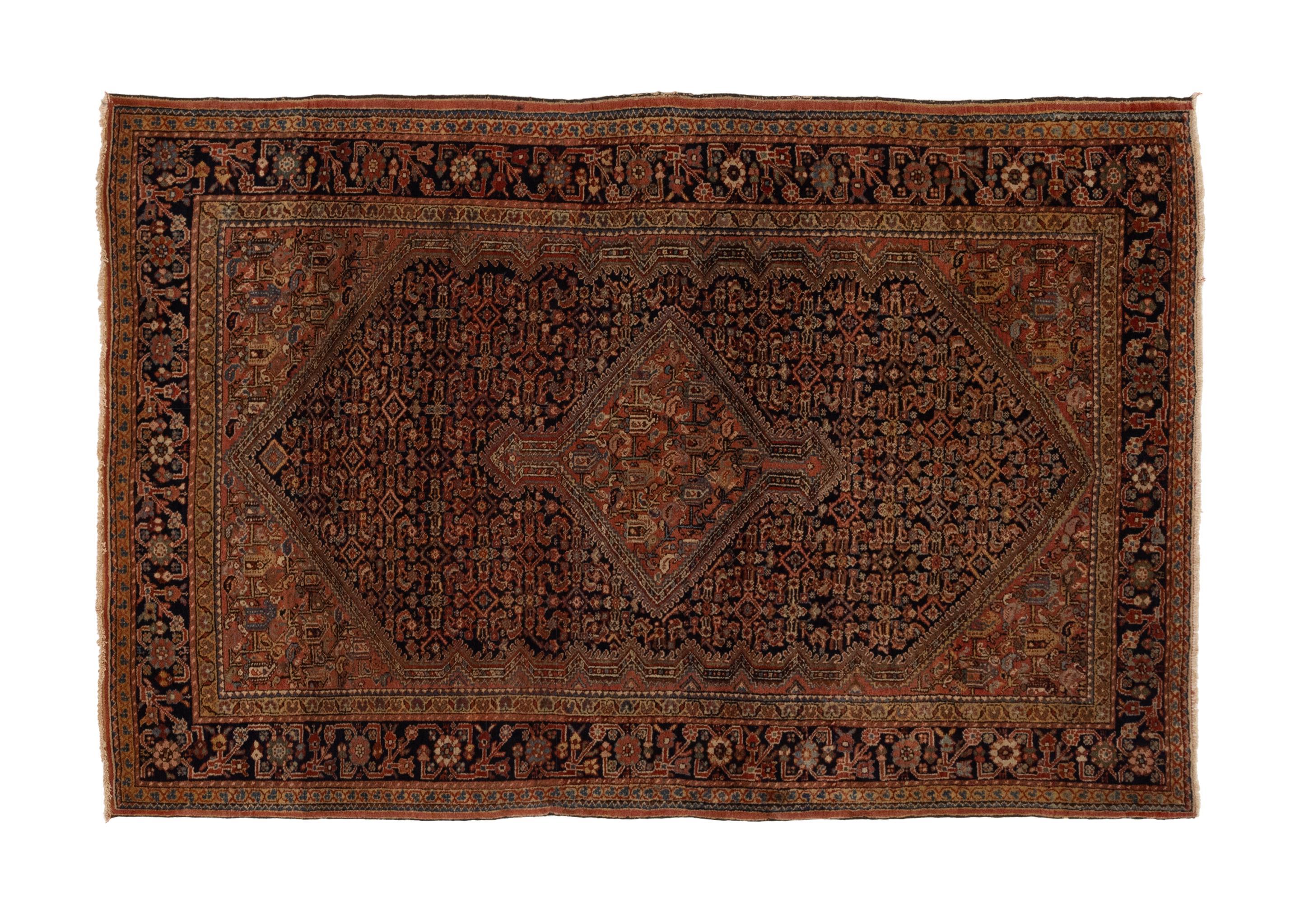 Dieser exquisite antike, traditionelle Teppich ist ein wahres Zeugnis für die zeitlose Schönheit und Handwerkskunst der Vergangenheit. Er ist mit viel Liebe zum Detail handgewebt und besticht durch sein zentrales Medaillonmuster, das ein