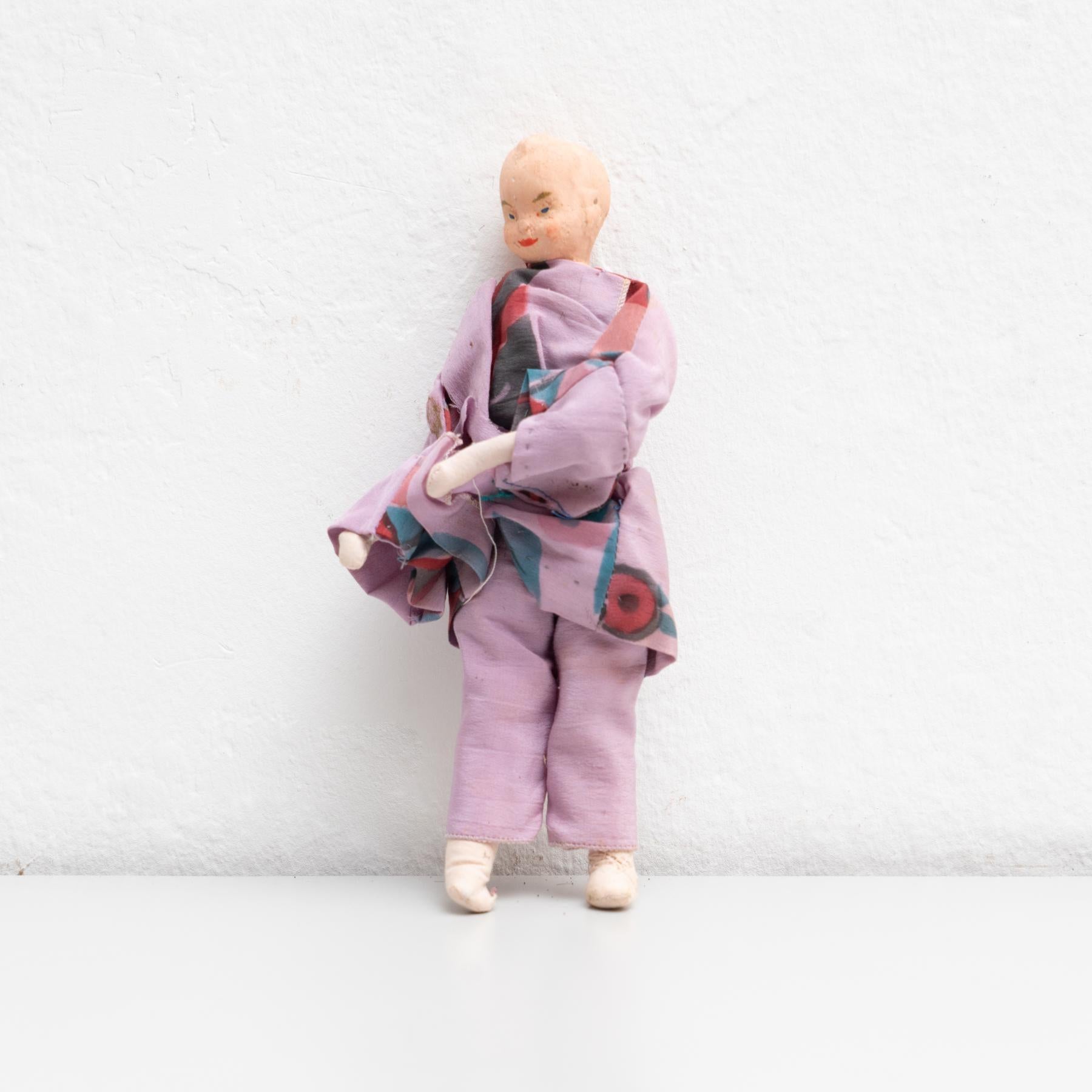 Muñeca de trapo antigua de principios del siglo XX, pintada a mano, de mujer vestida con kimono.     Fabricada hacia 1920 en España.    En su estado original, con pequeños desgastes propios de la edad y el uso, conserva una hermosa pátina.   