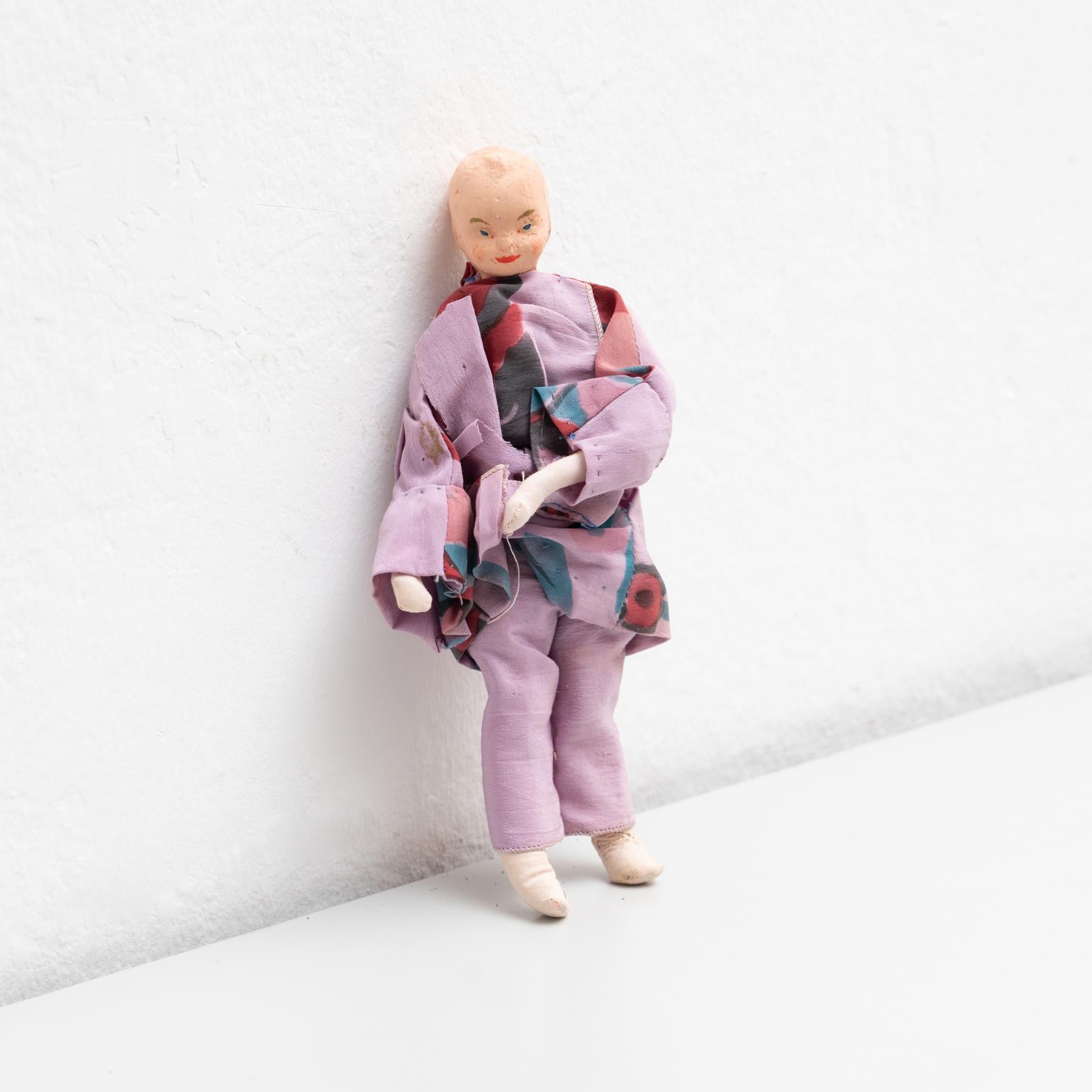 Antique early 20th century hand painted rag doll of woman dressed with a kimono. 

Manufactured circa 1920 in Spain.

In original condition, with minor wear consistent with age and use, preserving a beautiful