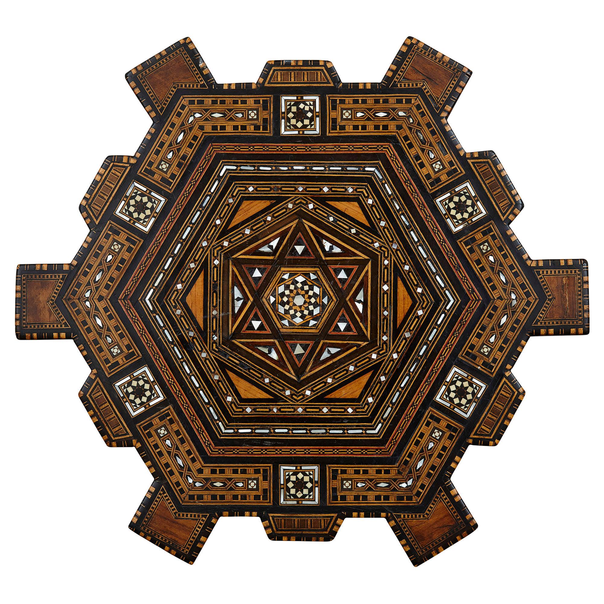 Islamique Ancienne table d'appoint traditionnelle syrienne géométrique en marqueterie en vente