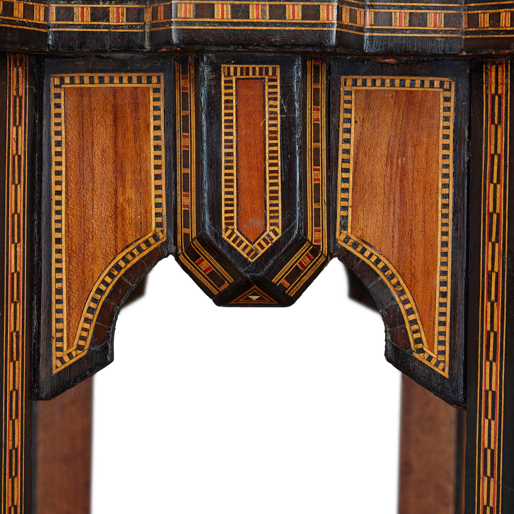 Marqueterie Ancienne table d'appoint traditionnelle syrienne géométrique en marqueterie en vente