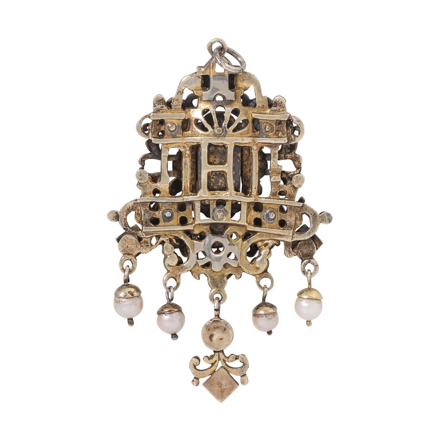 Mit zentralem Smaragd, Perlen und Steinimitationen, Silber vergoldet, 27,1 gr, L: ca. 7 cm, Mitte 19. Jahrhundert, altersgemäßer Zustand, einige Steine berieben/mit Ausbrüchen. (17)

 Antiker transsilvanischer Anhänger mit zentralem Smaragd, Perlen