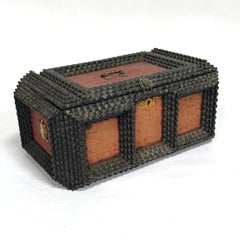 Antike Tramp Art Box "Frohe Ostern" mit Samt und Messing Details