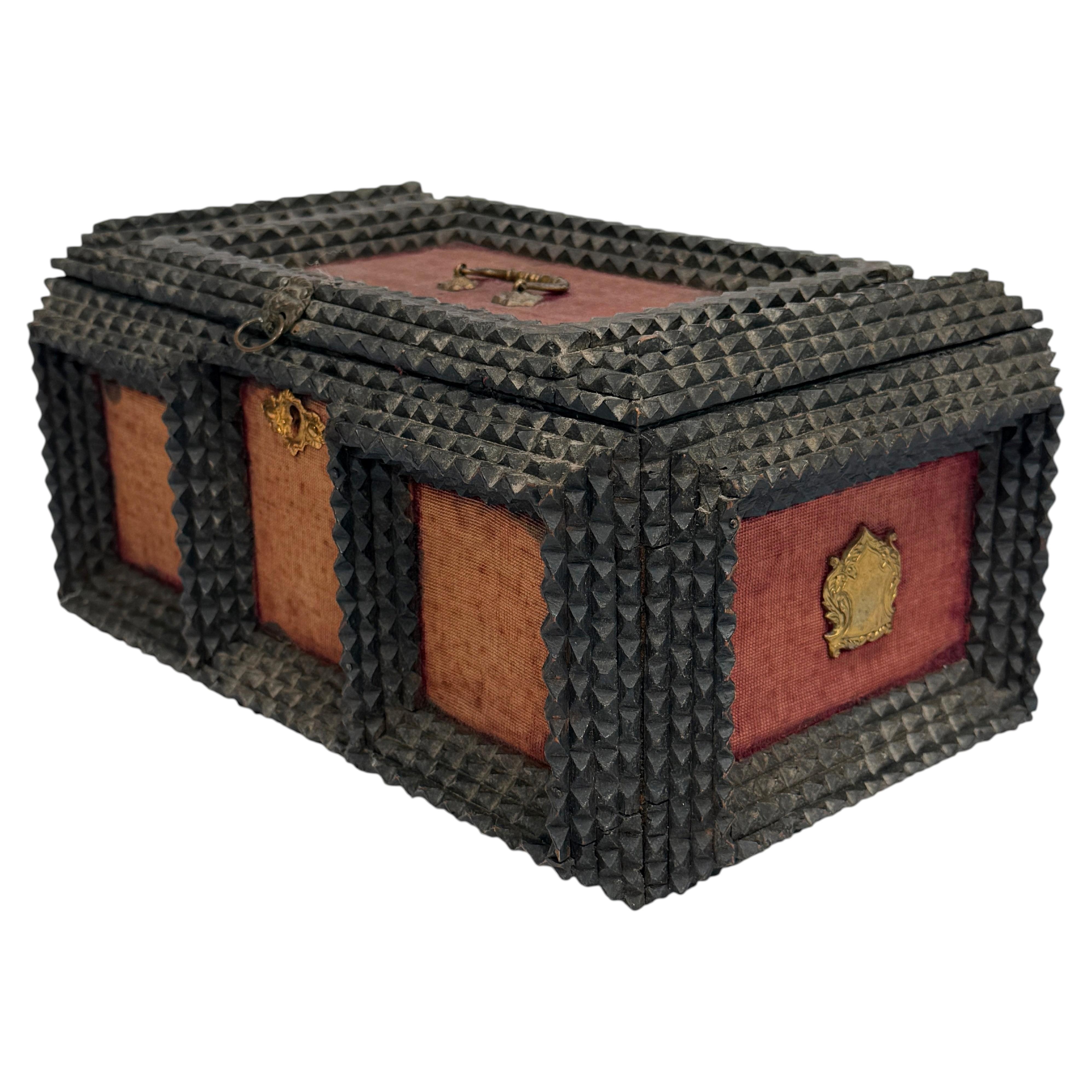 Boîte ancienne de Tramp Art "Joyeuses Pâques" avec velours et détails en laiton en vente
