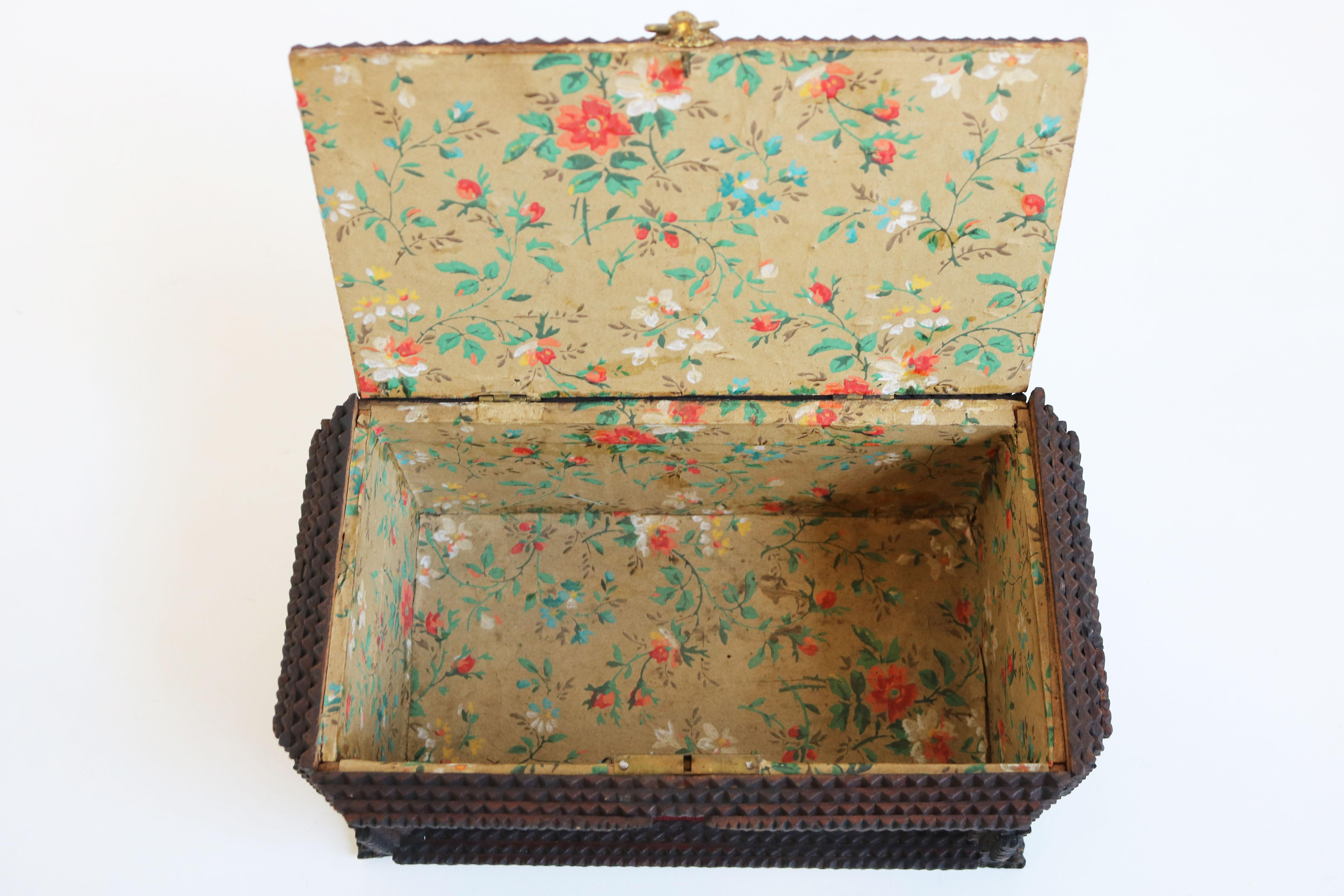 Ancienne boîte à bijoux/boîte d'art Tramp en laiton sculpté avec décoration de guerre sculptée à l'écaille, 1893 en vente 5