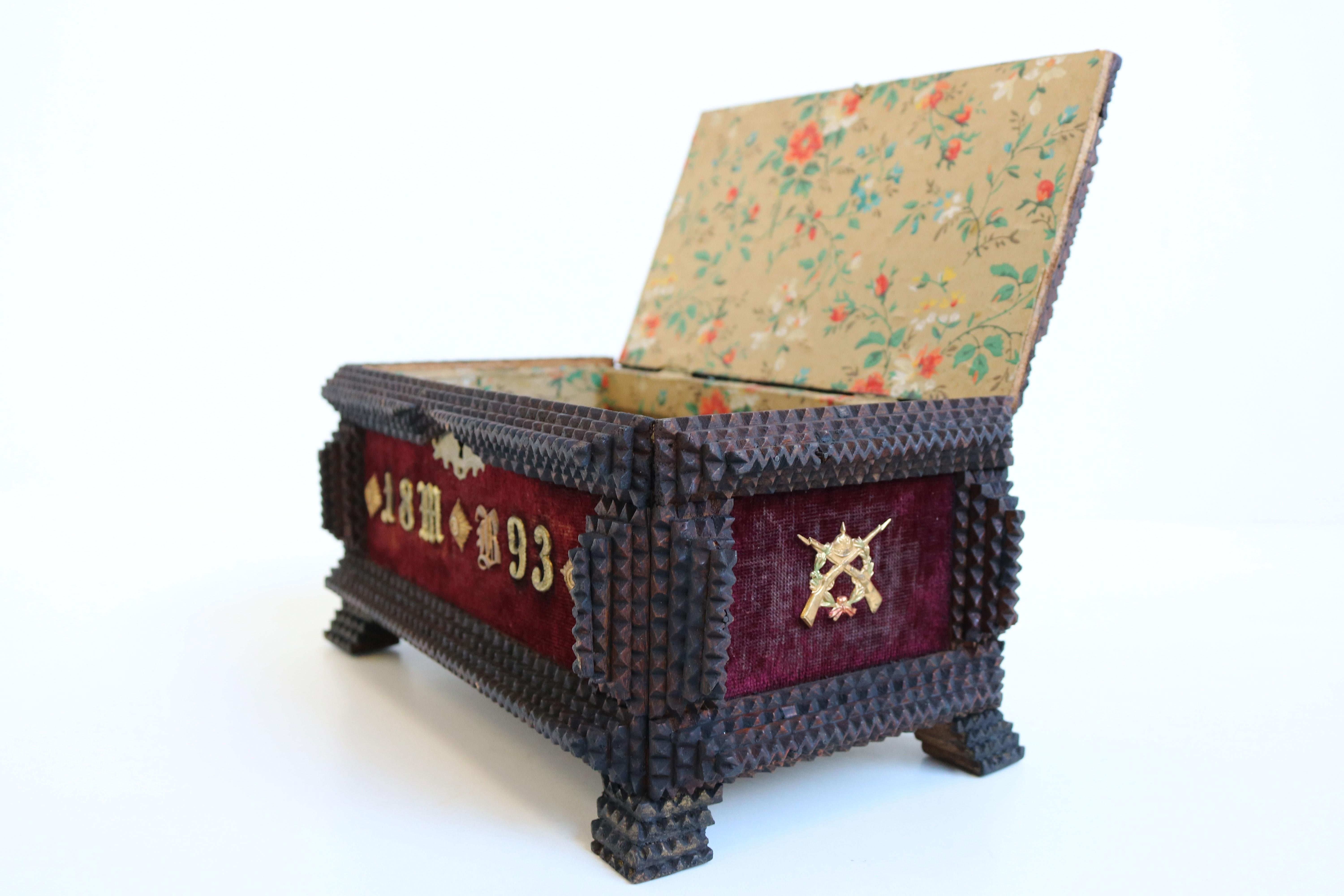 Ancienne boîte à bijoux/boîte d'art Tramp en laiton sculpté avec décoration de guerre sculptée à l'écaille, 1893 en vente 6