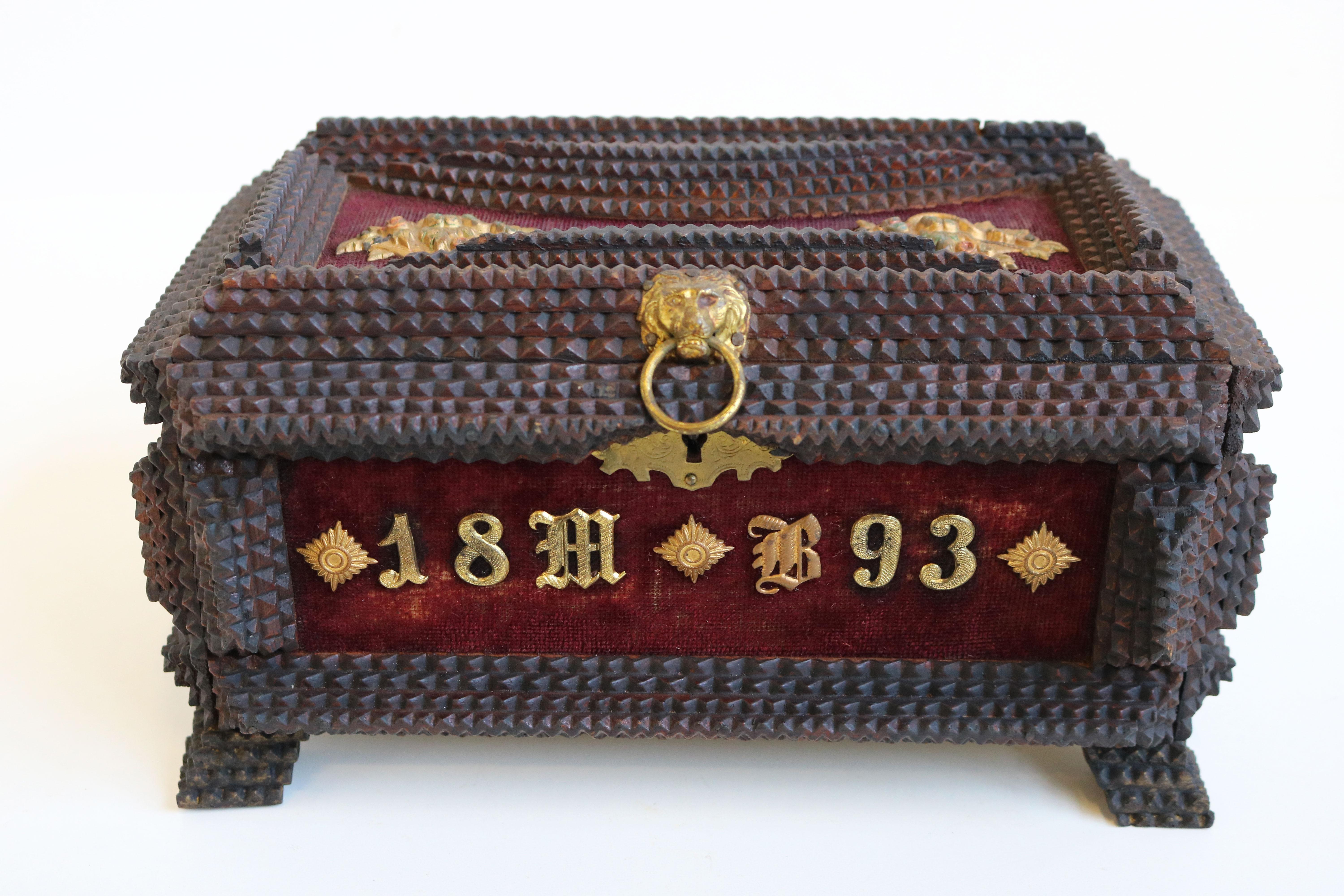 Ancienne boîte à bijoux/boîte d'art Tramp en laiton sculpté avec décoration de guerre sculptée à l'écaille, 1893 en vente 7