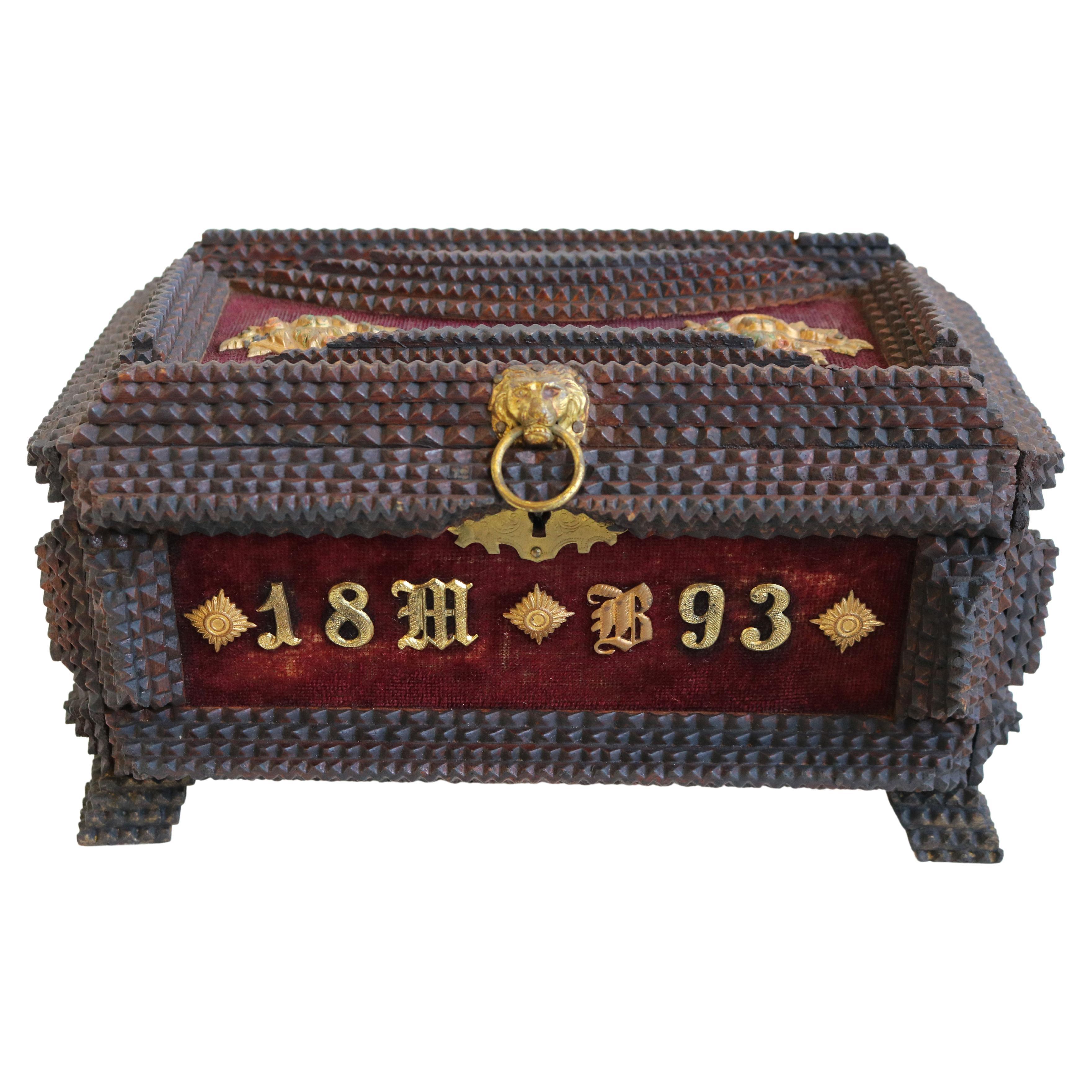 Ancienne boîte à bijoux/boîte d'art Tramp en laiton sculpté avec décoration de guerre sculptée à l'écaille, 1893 en vente