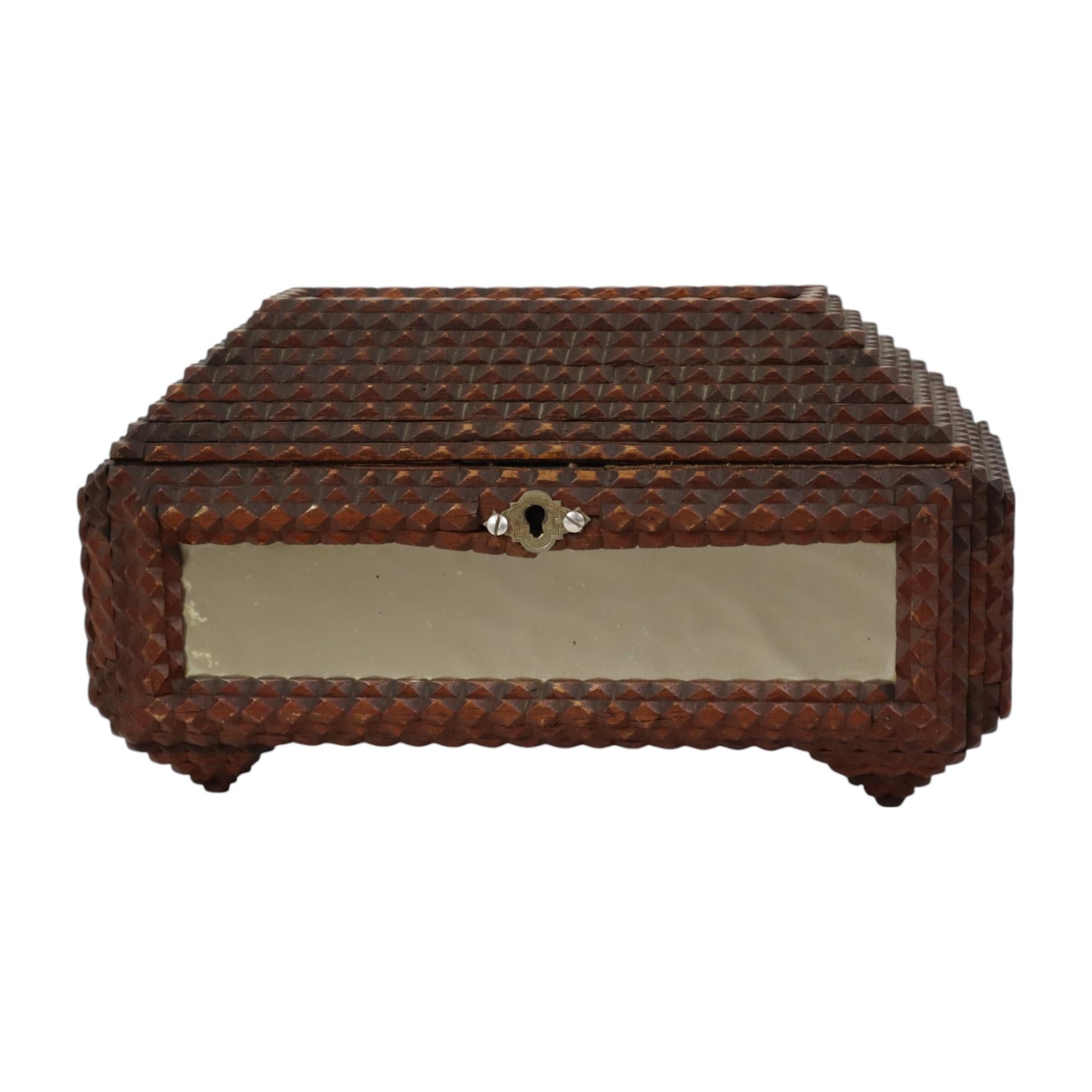 Caja antigua Tramp Art con espejos Arte popular Coleccionable en venta 5