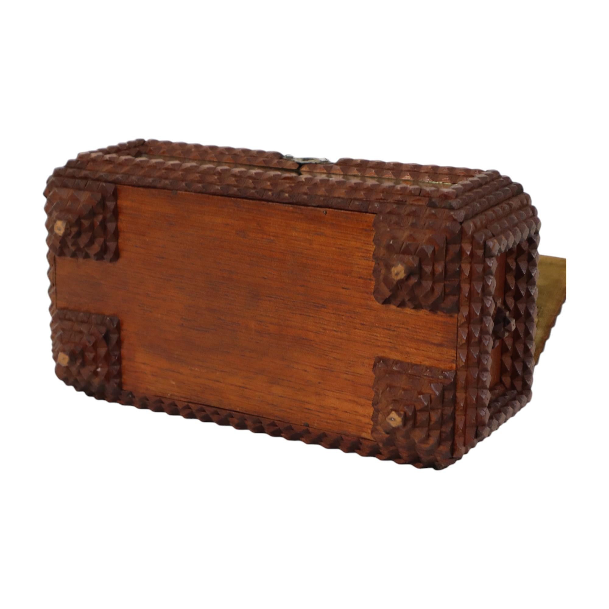 Caja antigua Tramp Art con espejos Arte popular Coleccionable en venta 6