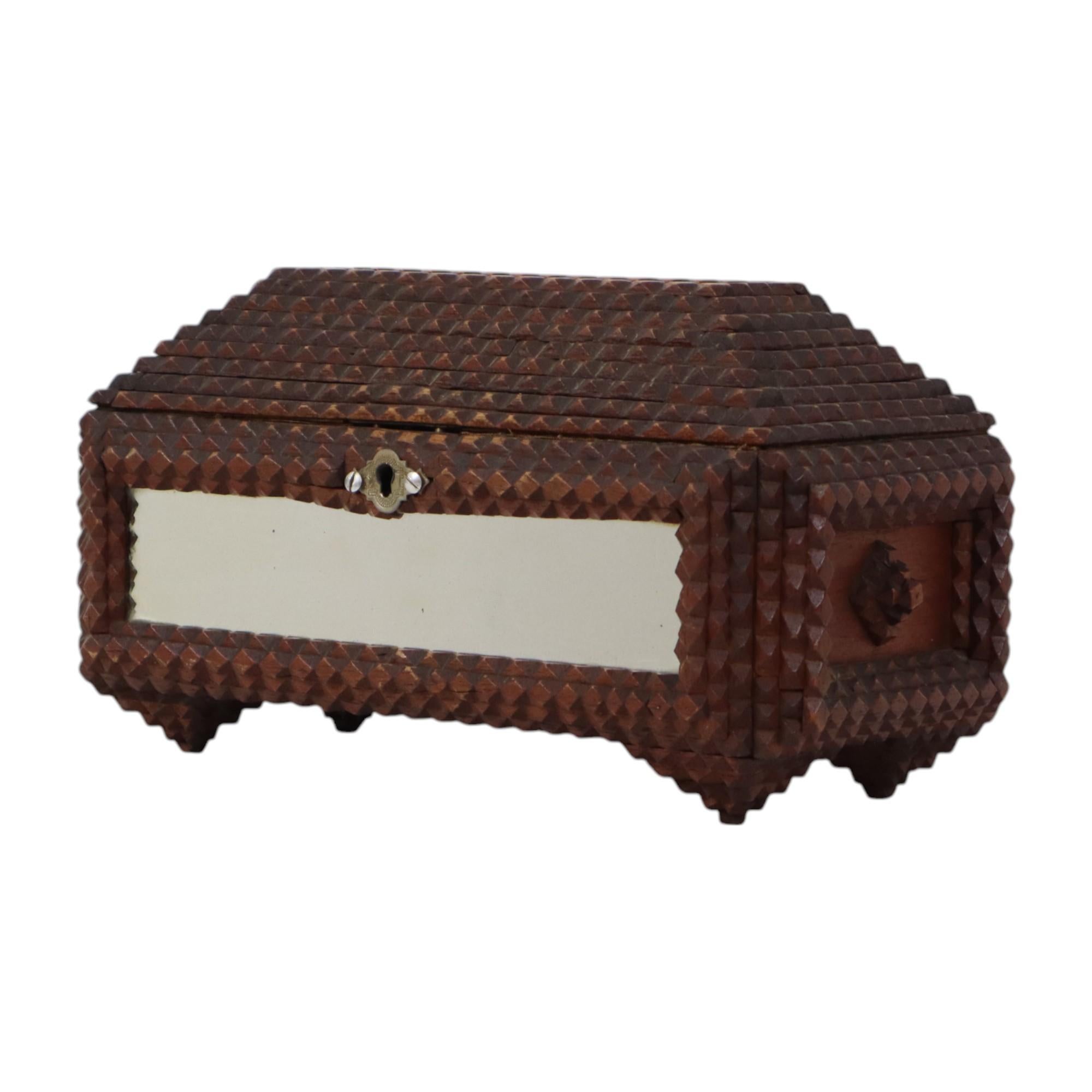 Preciosa caja antigua Tramp Art con paneles de espejo en los laterales y la parte superior, patas puntiagudas y tapa triangular, parcialmente forrada de terciopelo verde en el interior y decorada con un pequeño espejo, rara pieza de coleccionista de