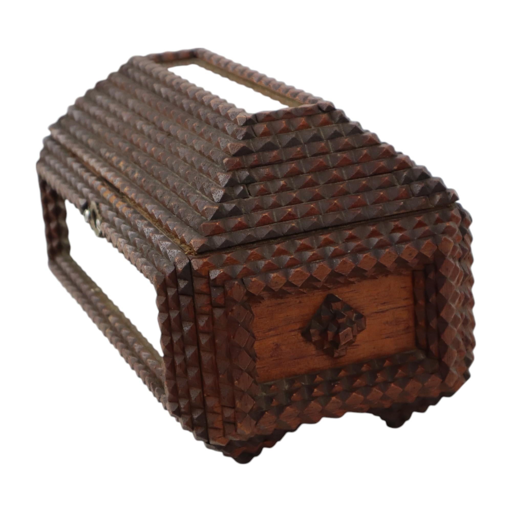 Caja antigua Tramp Art con espejos Arte popular Coleccionable Tallado en venta